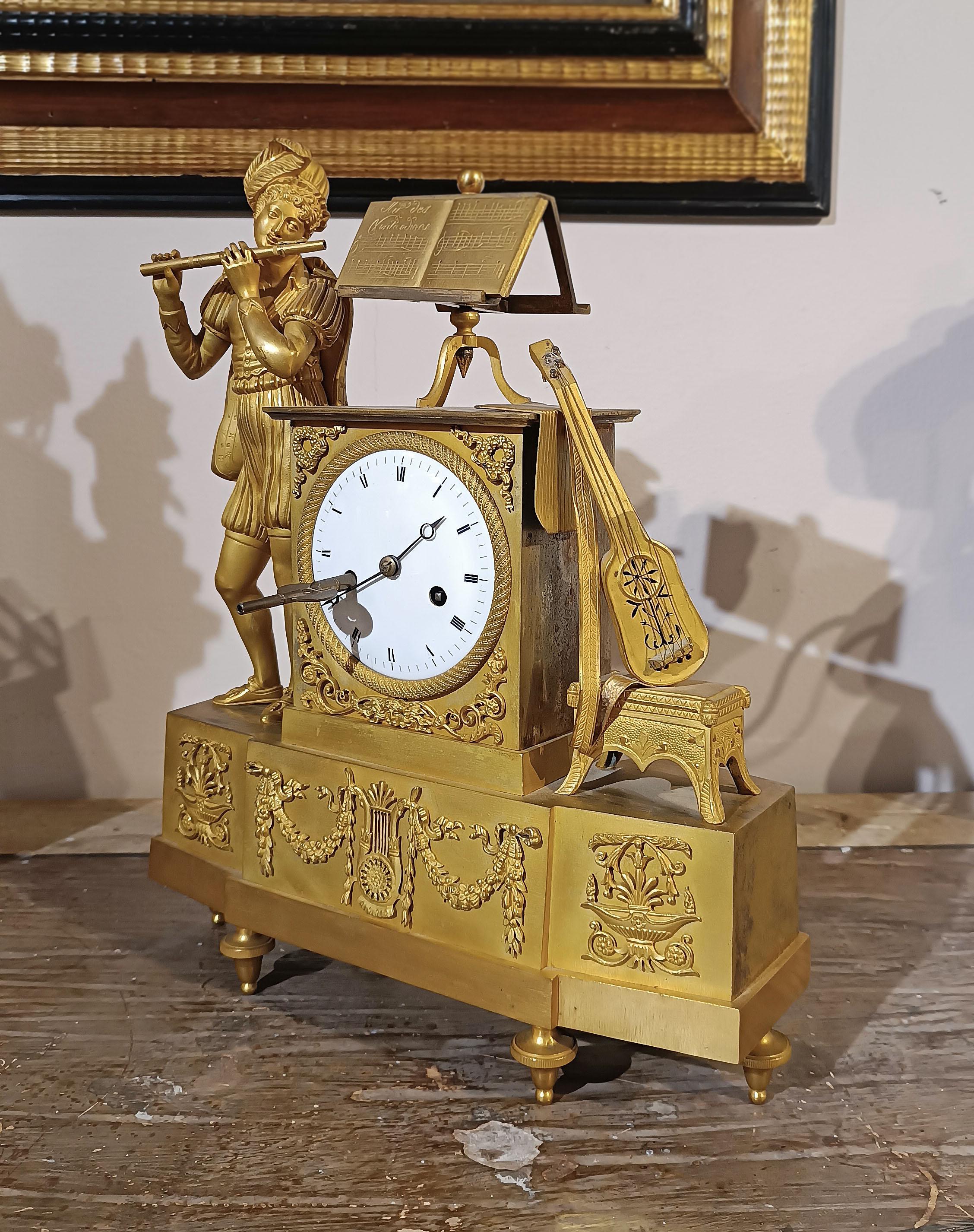 Neoclassico LATE 18th CENTURY GILDED NEOCLASSICAL CLOCK in vendita