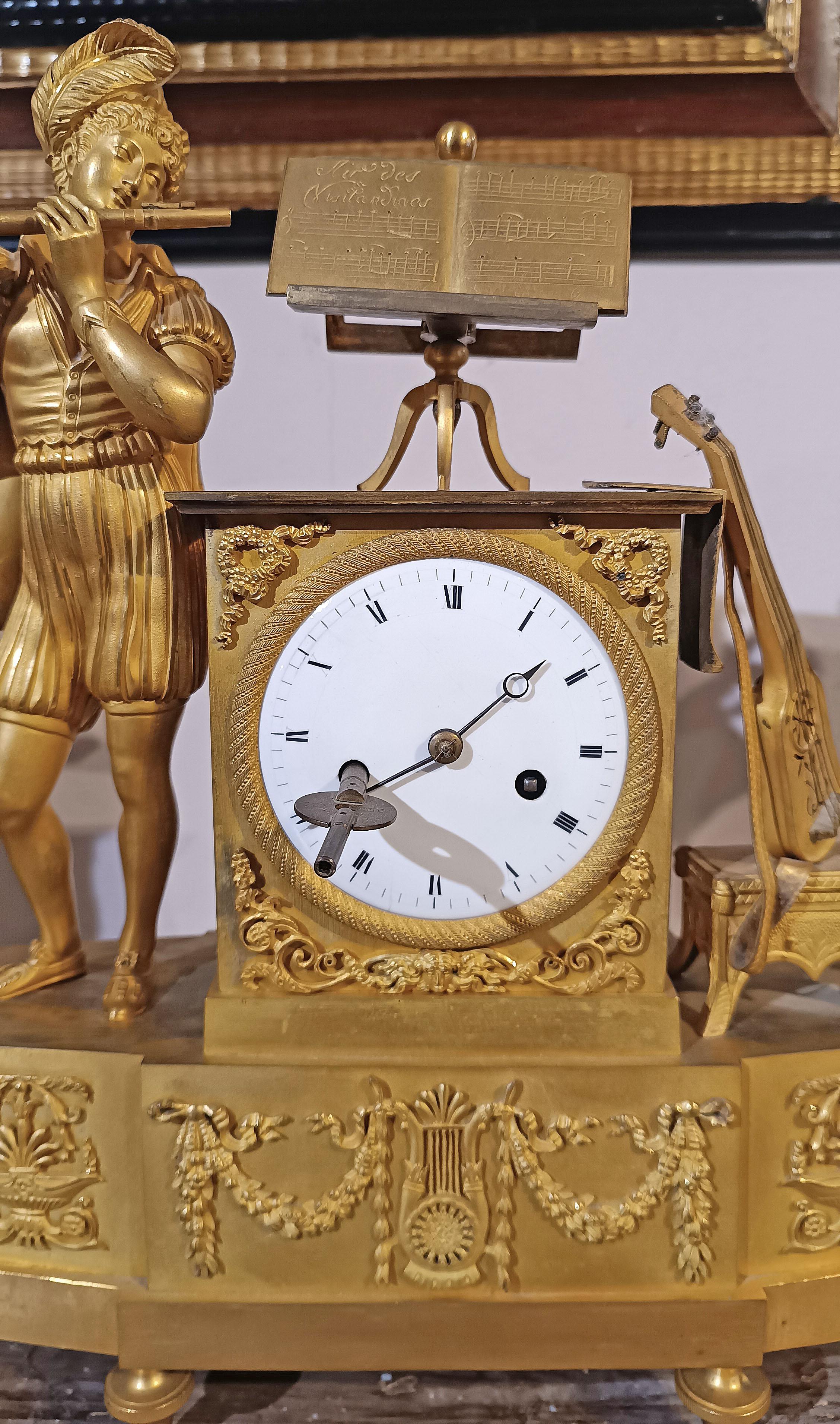 Bronzo LATE 18th CENTURY GILDED NEOCLASSICAL CLOCK in vendita