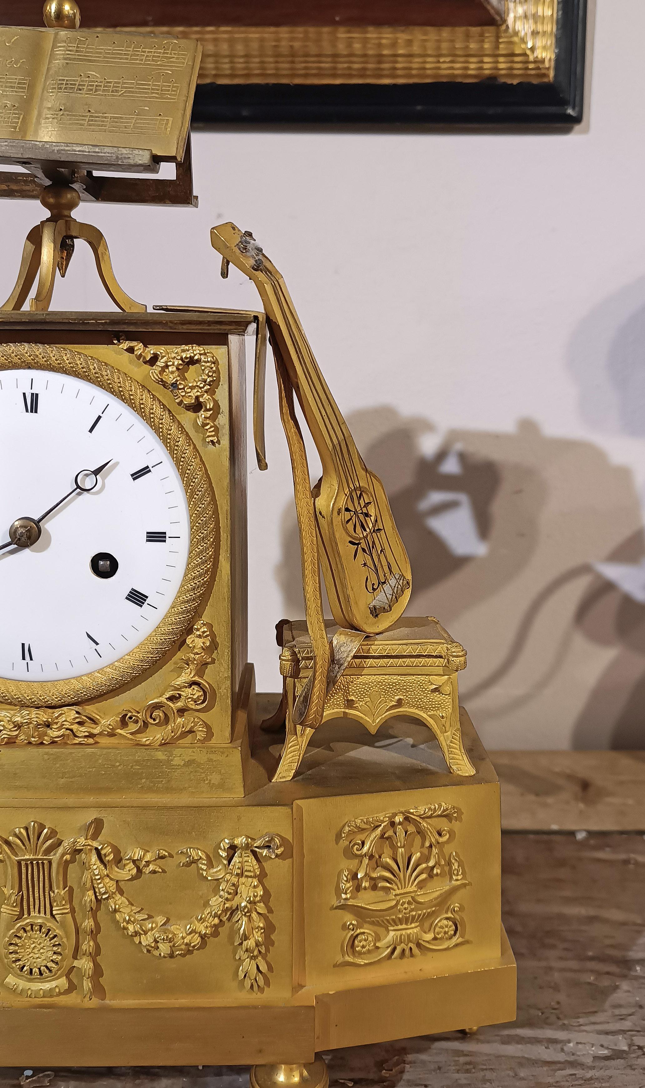 LATE 18th CENTURY GILDED NEOCLASSICAL CLOCK in vendita 1
