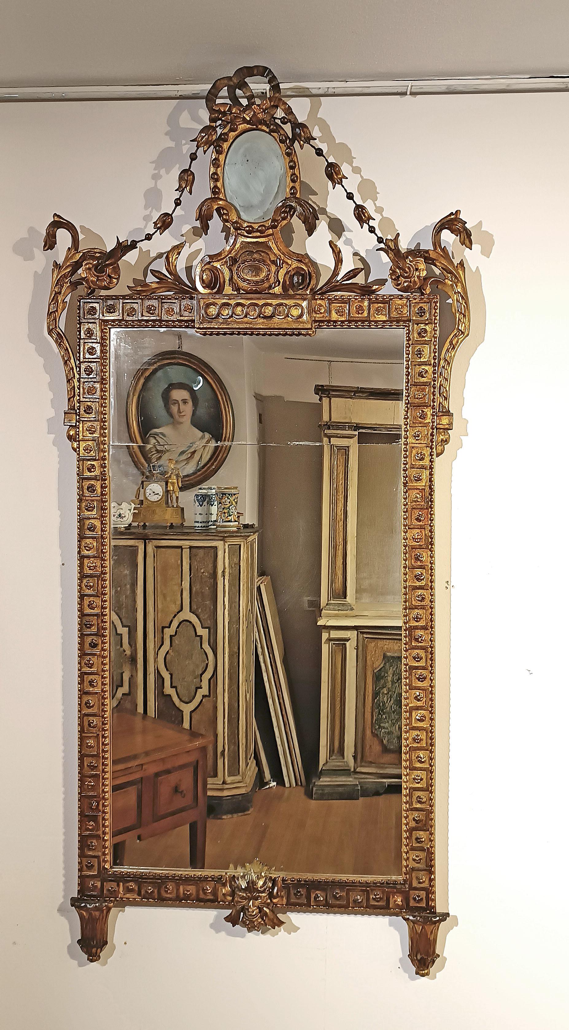 Italiano SPECCHIO NEOCLASSICO DORATO DEL TARDO 18° SECOLO in vendita