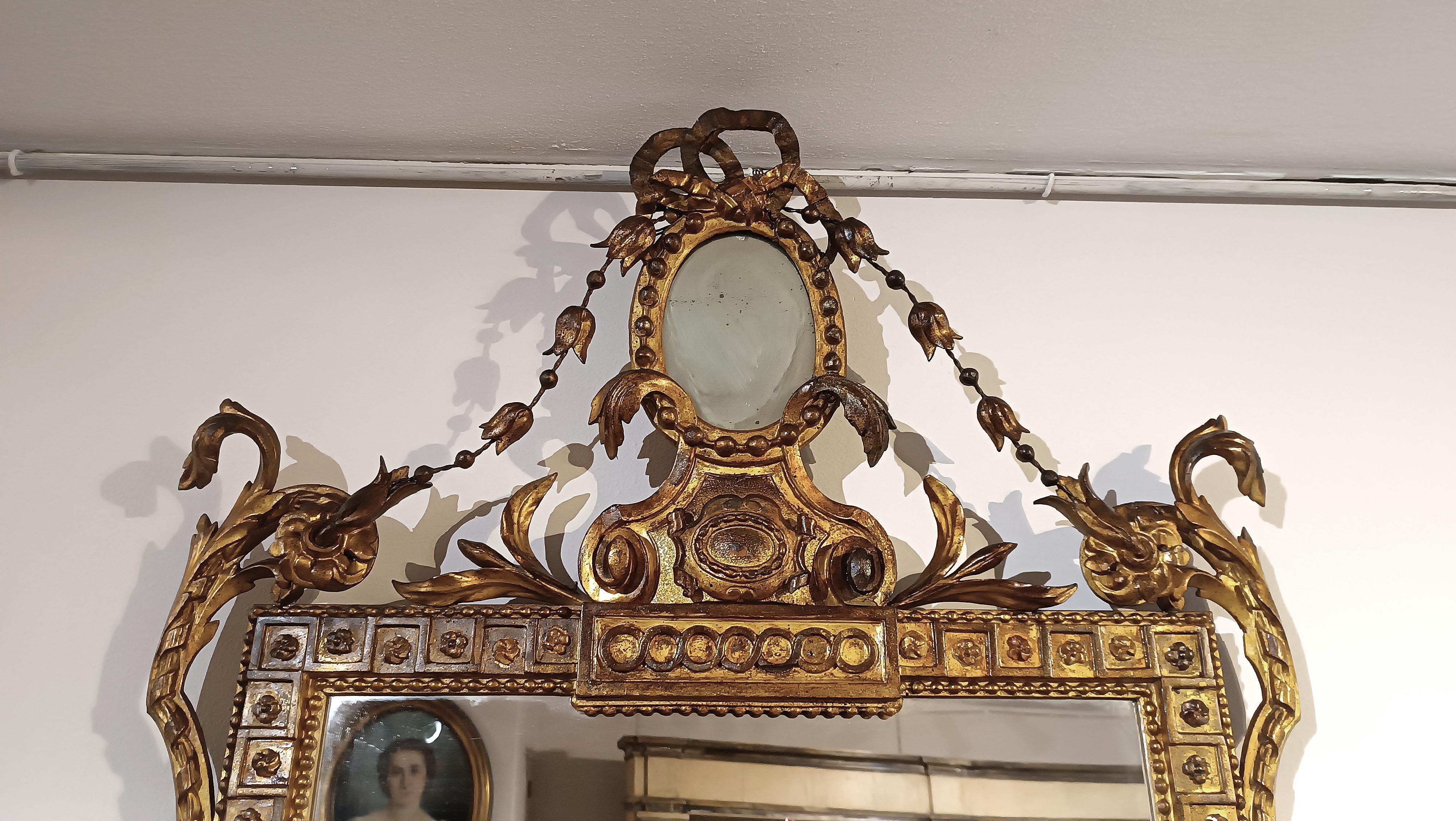 Intagliato a mano SPECCHIO NEOCLASSICO DORATO DEL TARDO 18° SECOLO in vendita