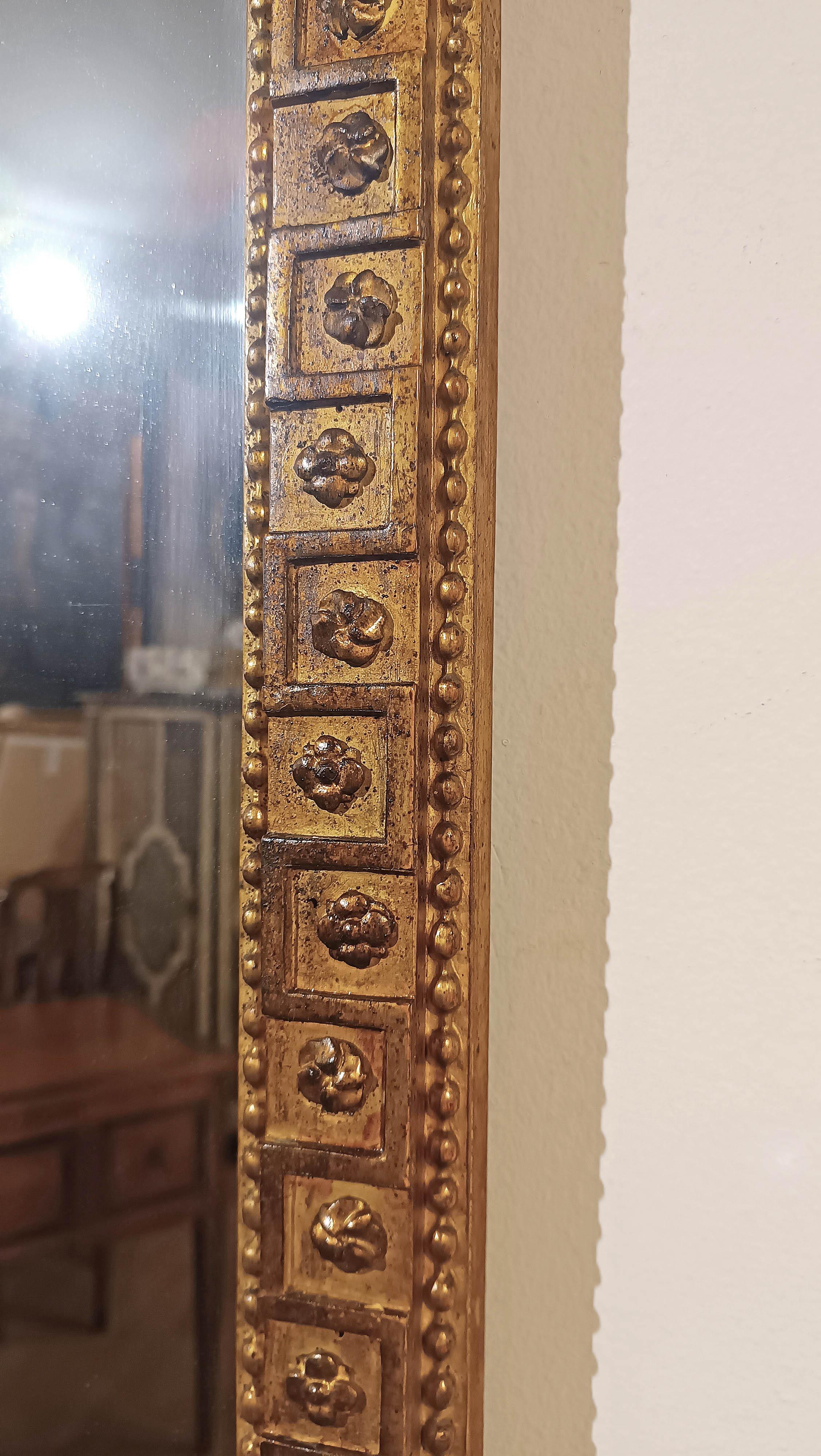 XVIII secolo SPECCHIO NEOCLASSICO DORATO DEL TARDO 18° SECOLO in vendita