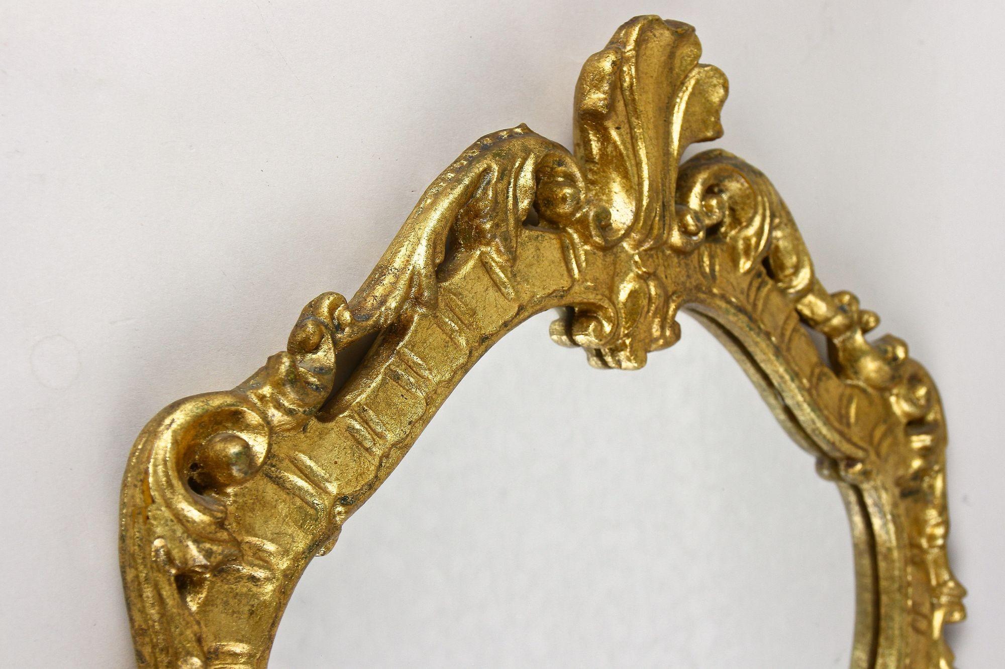 Espejo de pared barroco dorado de finales del siglo XVIII, tallado a mano - Italia ca. 1790 Tallado a mano en venta
