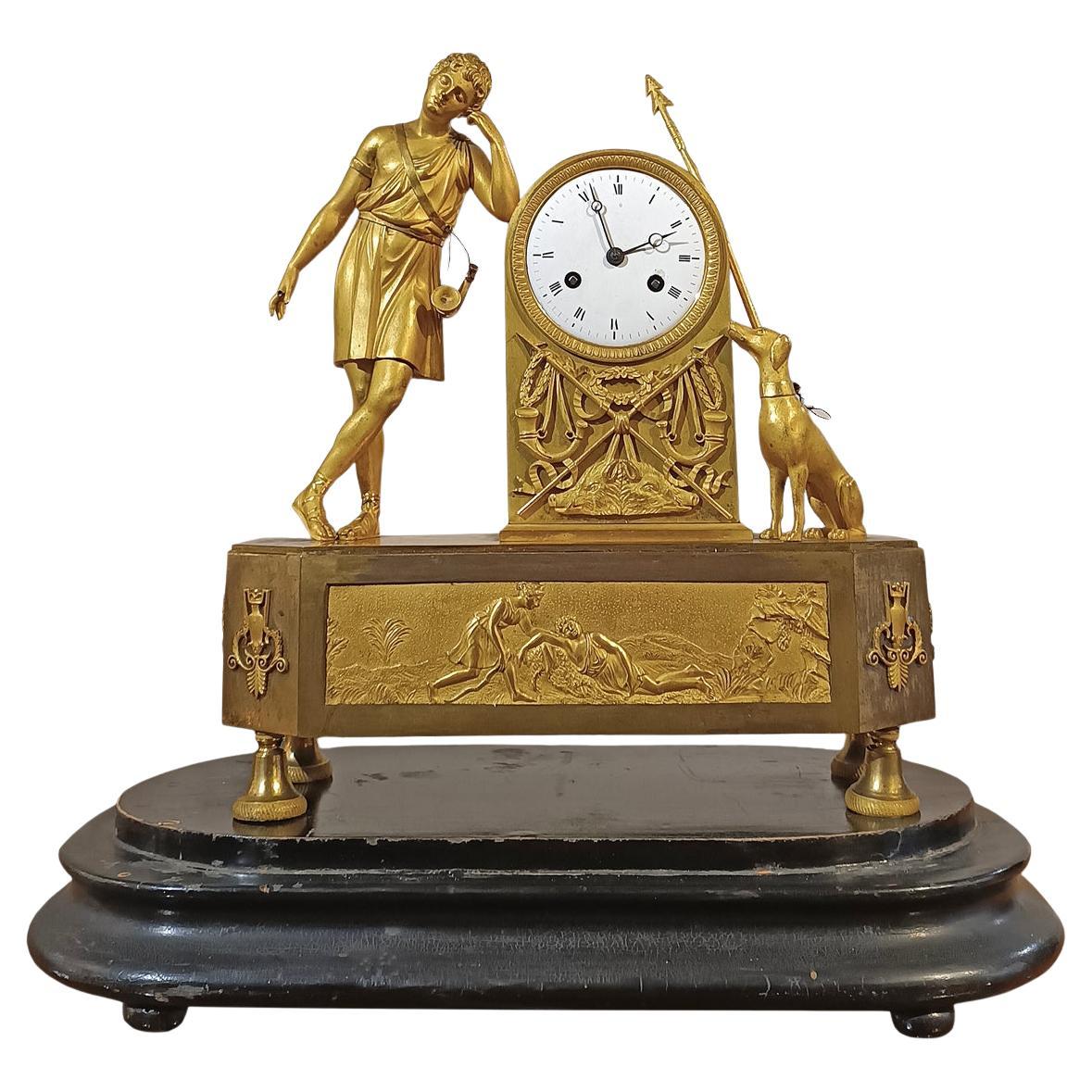 Reloj de bronce dorado de finales del siglo xviii con adonis