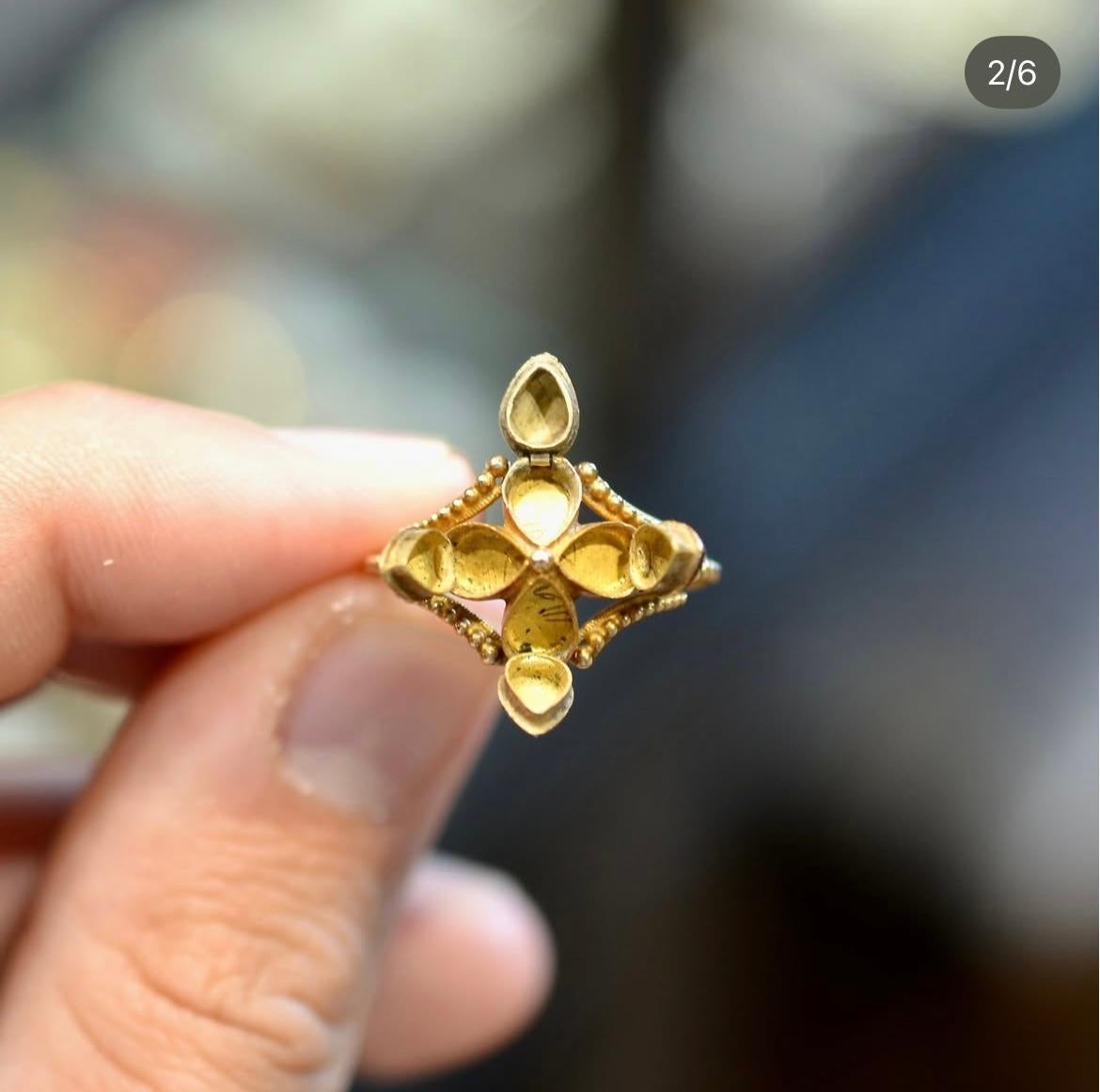 Ein goldener Giftring mit vier Fächern aus dem späten 18. im Angebot 3