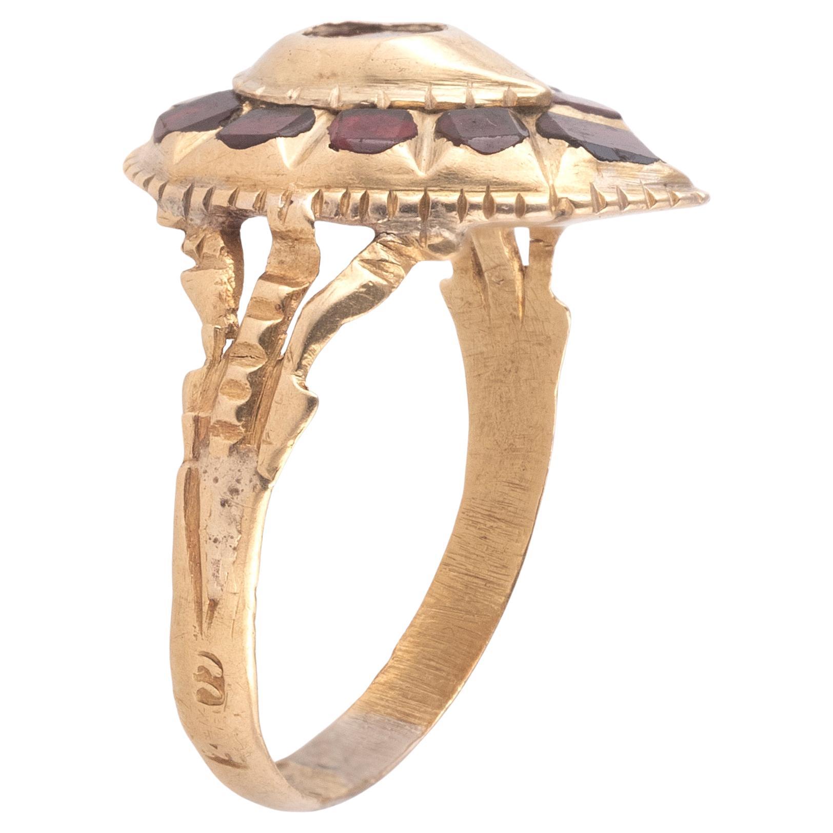 Incastonati con granati a pastiglia quadrata chiusa e smerigliata, montati a forma di cuore su spalle biforcate, retro inciso.
Dimensioni della parte superiore 18 mm x 15 mm
Dimensione: 7
Peso: 3,58 gr