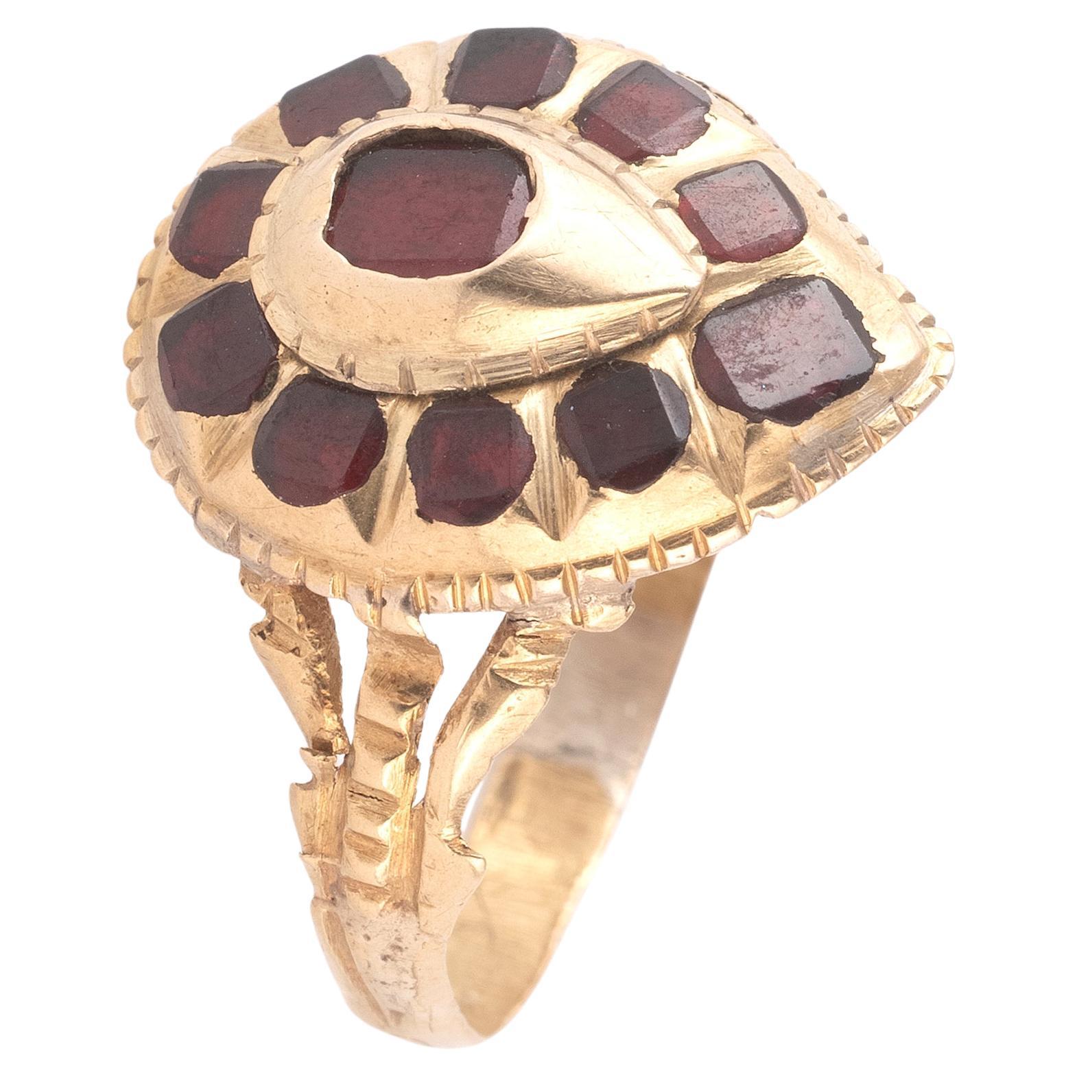 Anello a grappolo con granato in oro della fine del XVIII secolo In condizioni ottime in vendita a Firenze, IT
