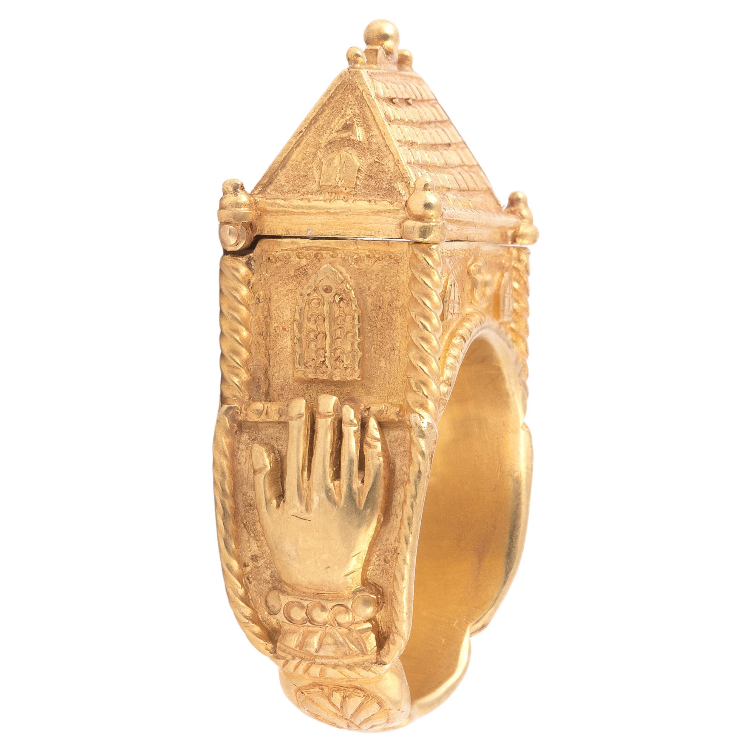 Anillo de boda judío, siglo XVIII.  En el interior hay inscripciones en letras hebreas que significan MAZAL TOV, transalado en 