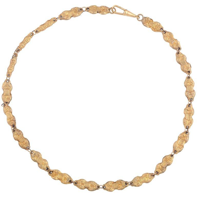 
Made of gold convex, engraved and chased cartouches plaques.
Typical 18th century italian jewel from Venice, these necklace for their lightness made a sound like tattles, chiacchiere in italian, from this the name.

44 cm long

Weight: 6.9 gr