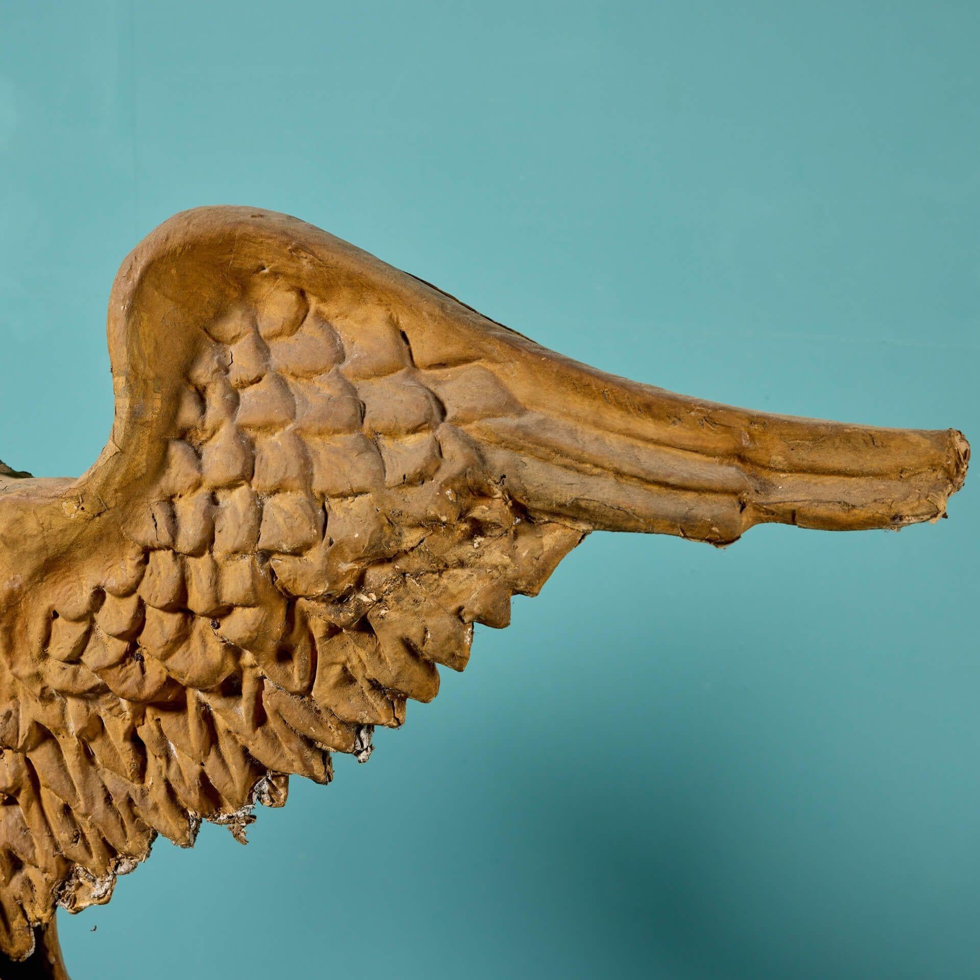 Goldene bemalte Adlerstatue aus dem späten 18. Jahrhundert (Handgefertigt) im Angebot