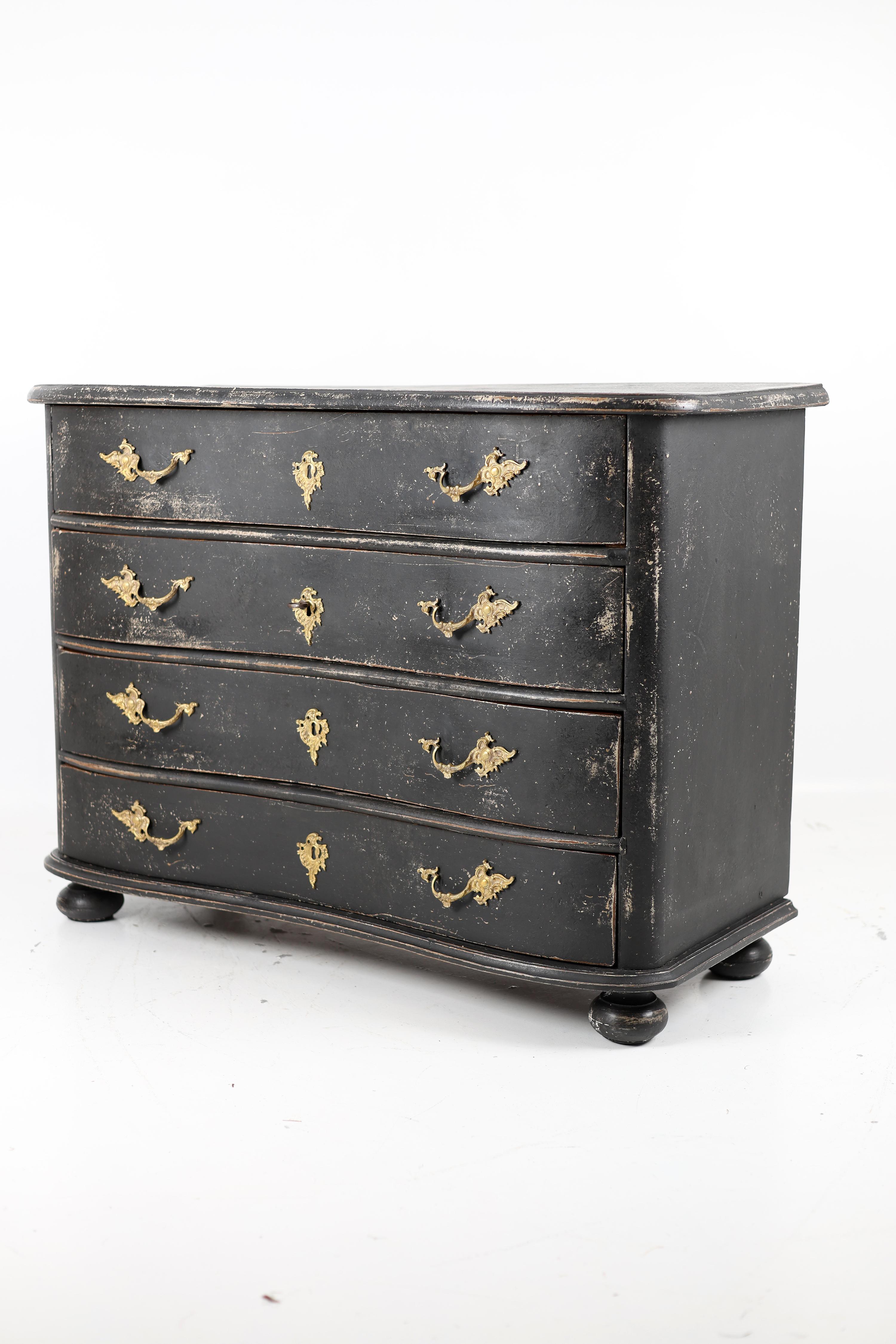 Late 18th Century Gustavian Chest of Drawers, Sweden, circa 1790 For Sale 1