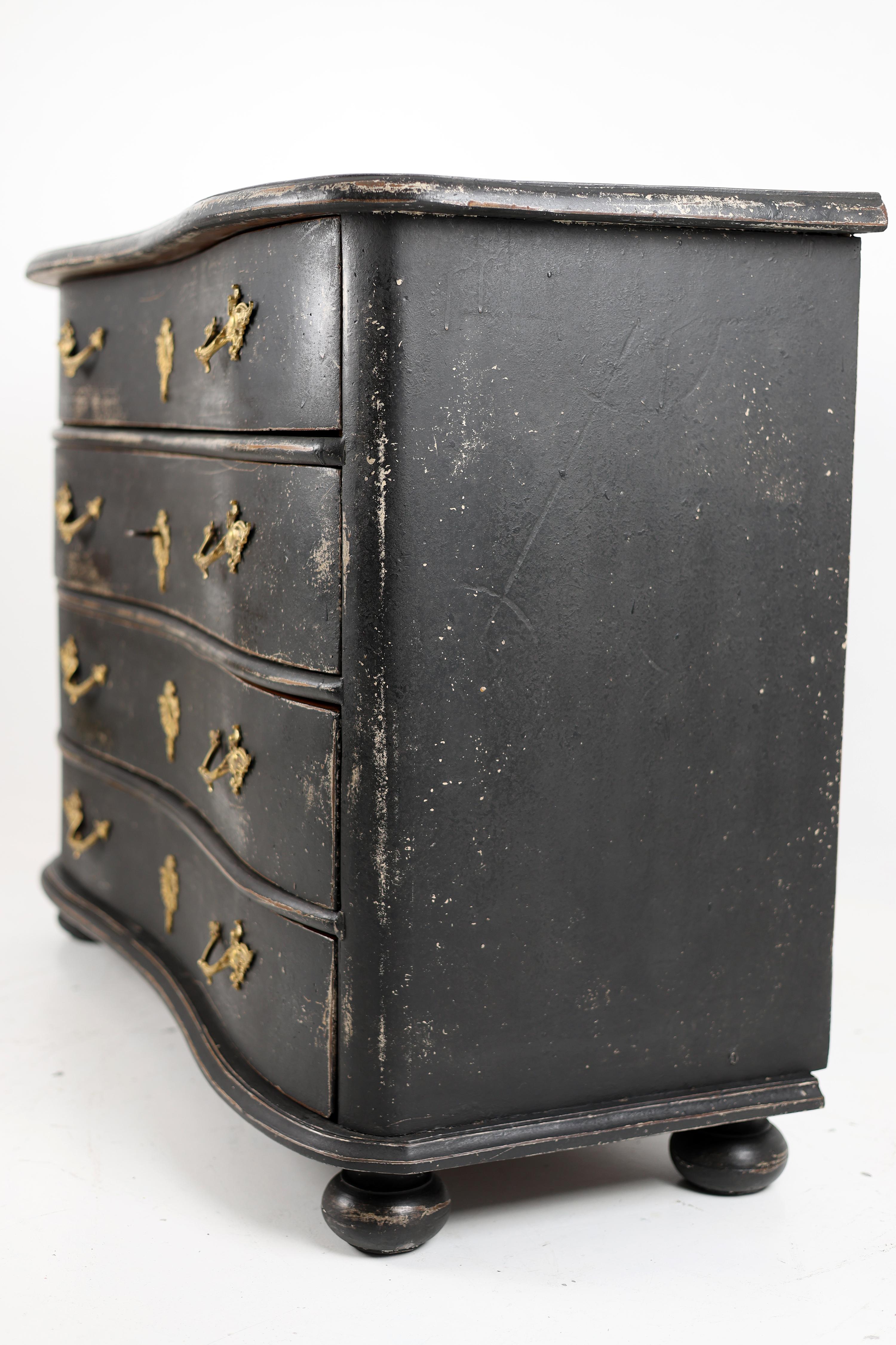 Late 18th Century Gustavian Chest of Drawers, Sweden, circa 1790 For Sale 2