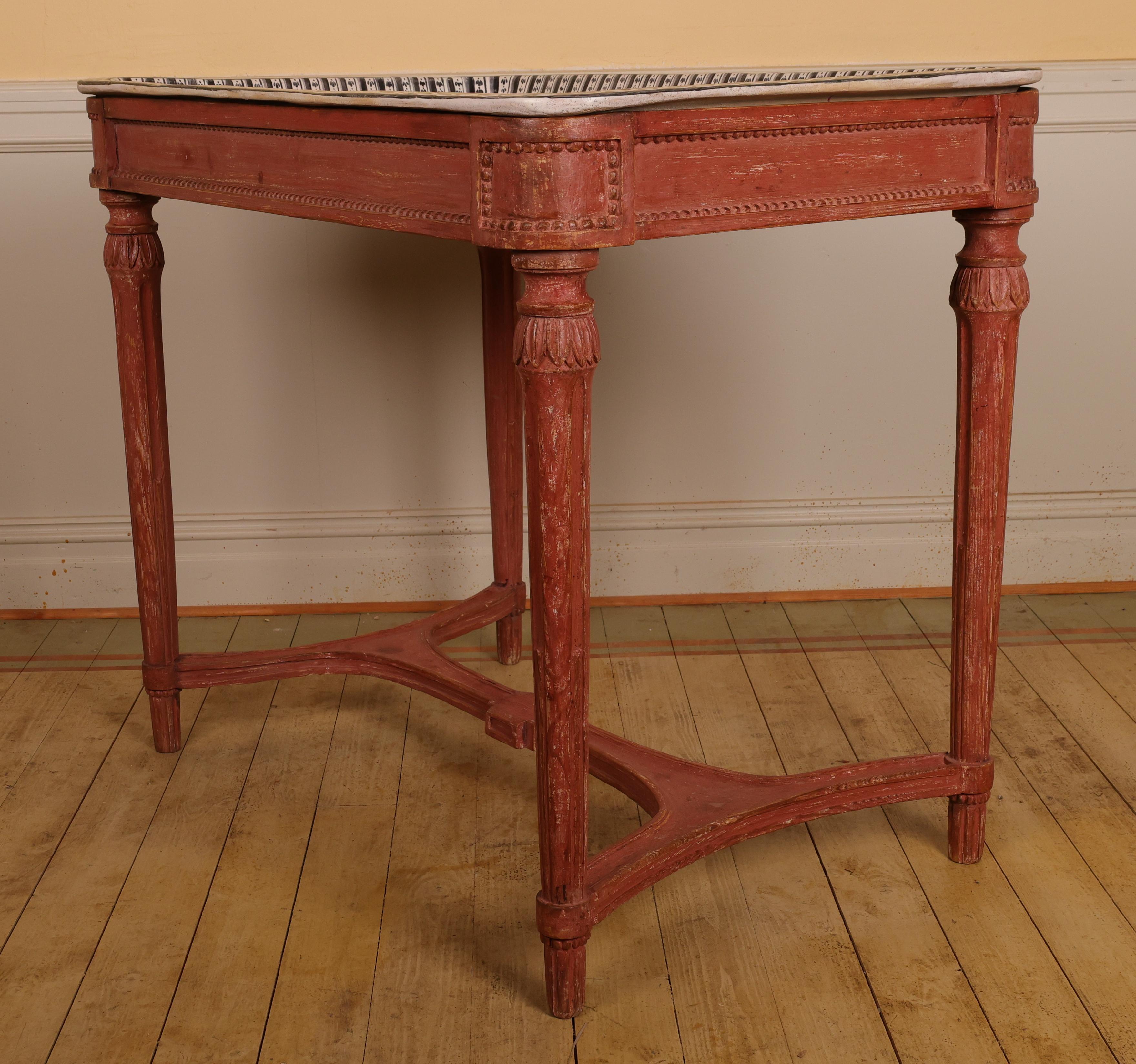 Late 18th Century Gustavian Faience Table with Red Stand In Good Condition For Sale In Ljungby, SE