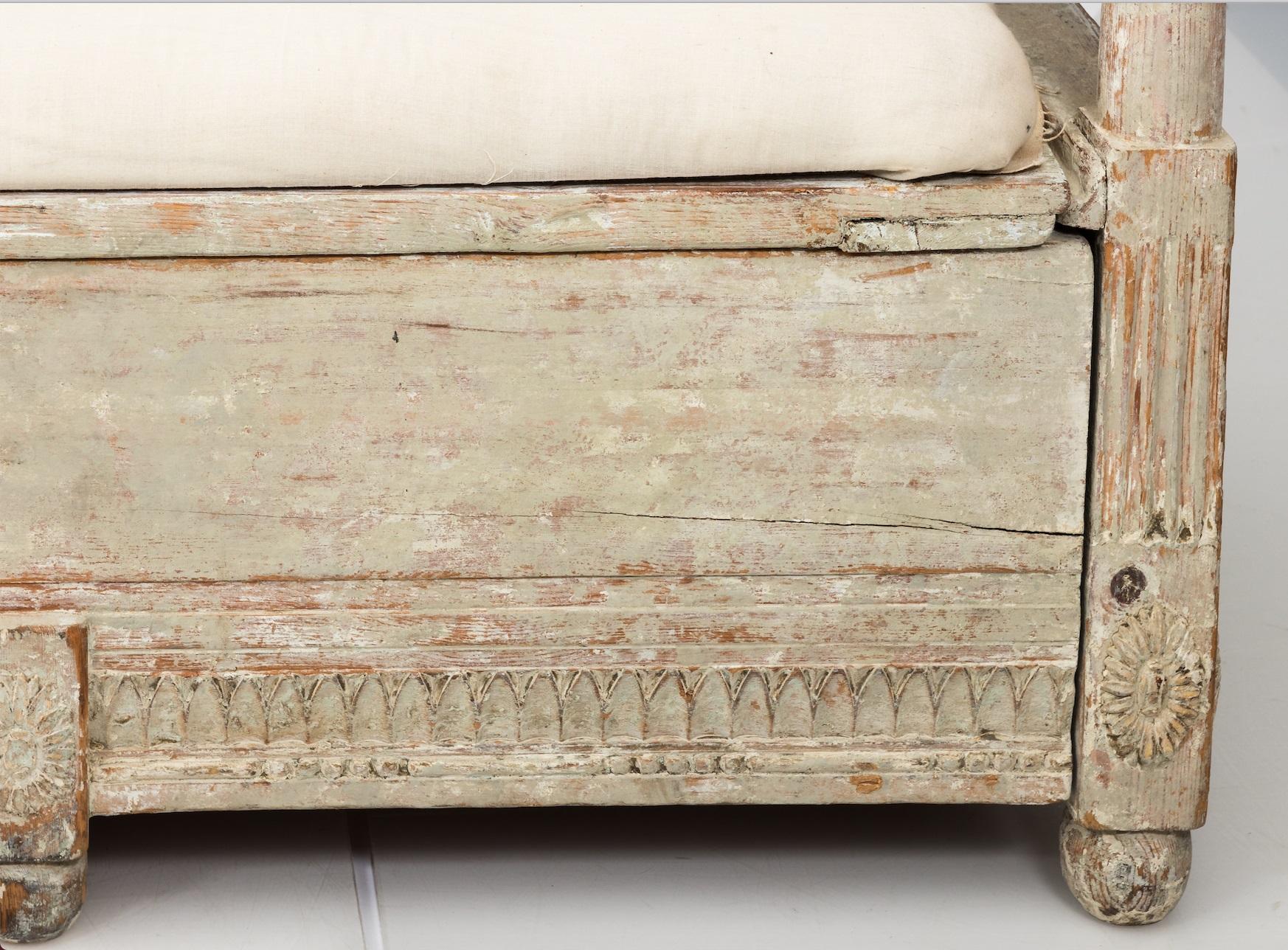 Late 18th Century Gustavian Painted White Daybed Sofa In Good Condition In South Salem, NY