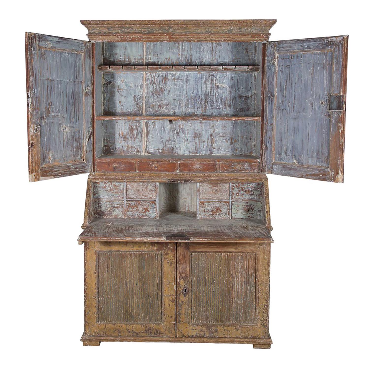 Late 18th Century Gustavian Secretaire with Reeded Doors In Fair Condition In Tetbury, Gloucestershire