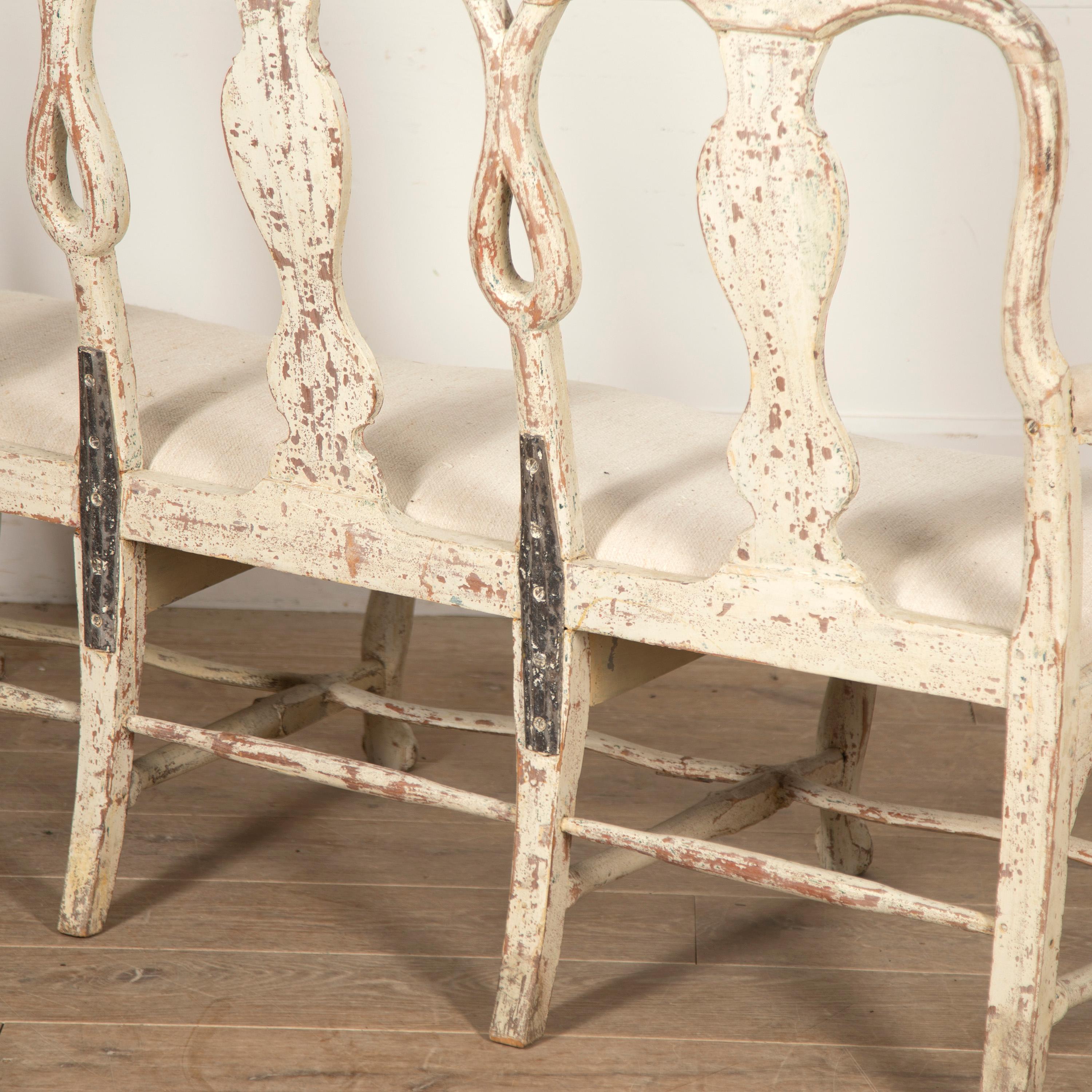 Fantastique canapé gustavien de la fin du XVIIIe siècle. 

Ce charmant canapé a une belle forme sculptée qui a été récemment recouverte d'un simple lin vintage. 

Il est en excellent état pour son âge, avec très peu de signes d'usure. Il