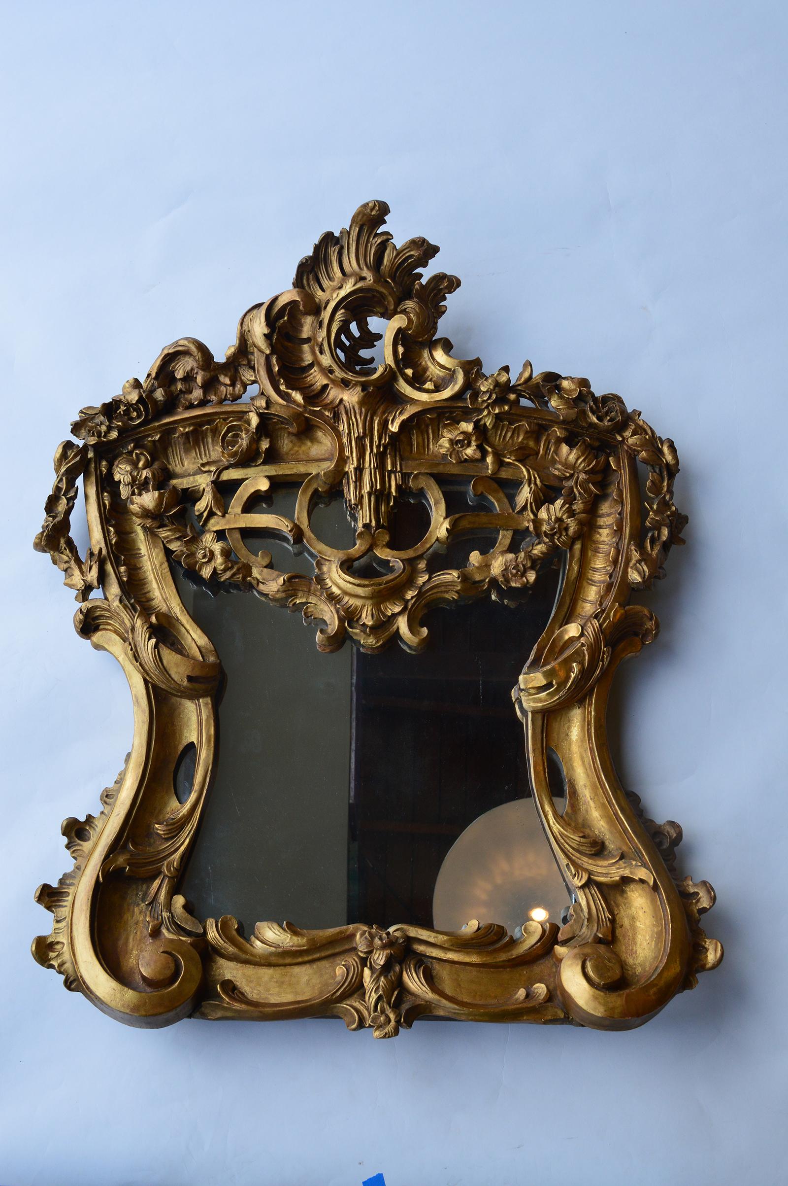 Miroir en bois doré sculpté à la main de la fin du XVIIIe siècle. Italien.