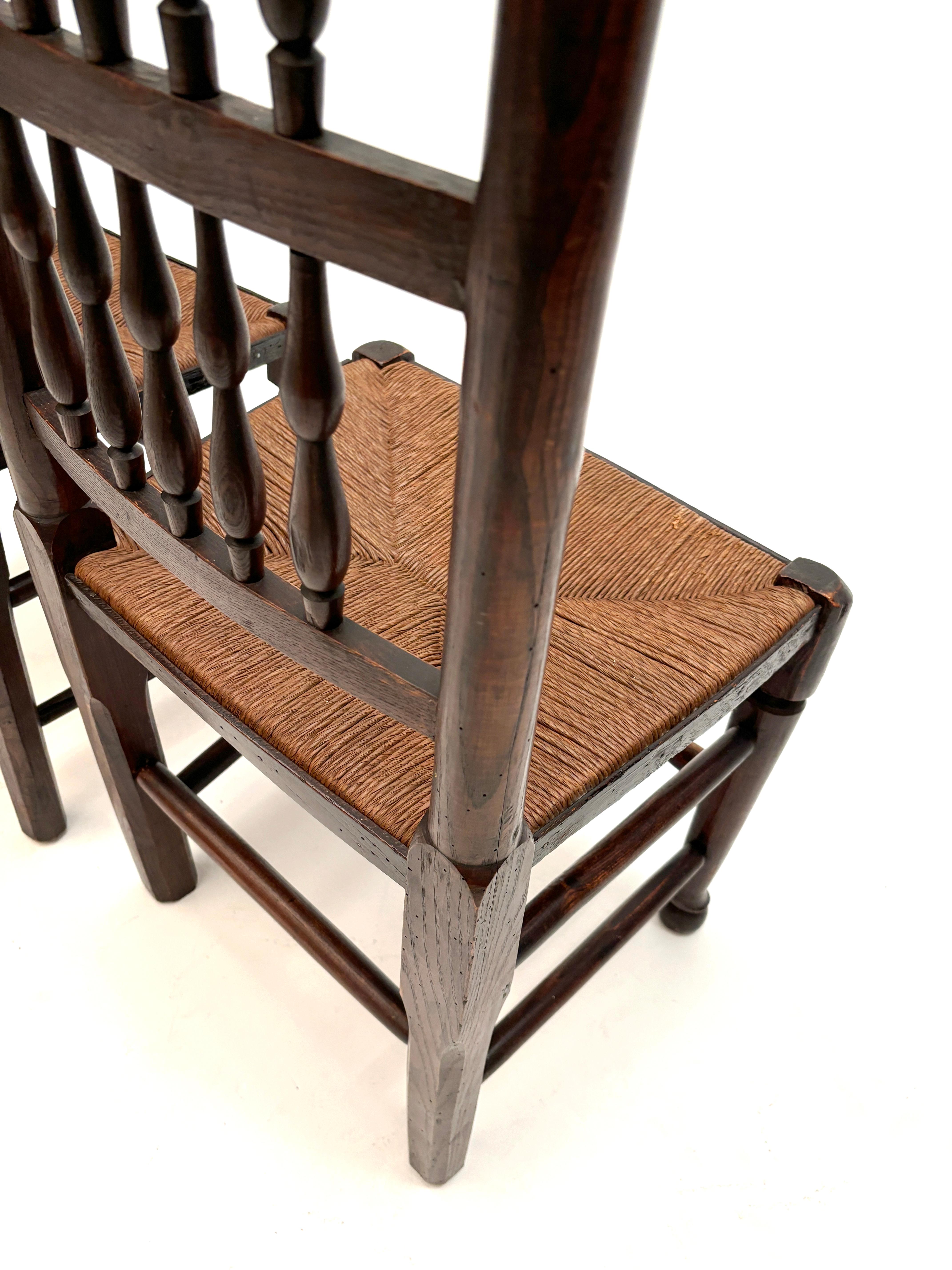 Ensemble de 4 chaises à dossier fuseau Harlequin English Lancashire de la fin du 18ème siècle en vente 3