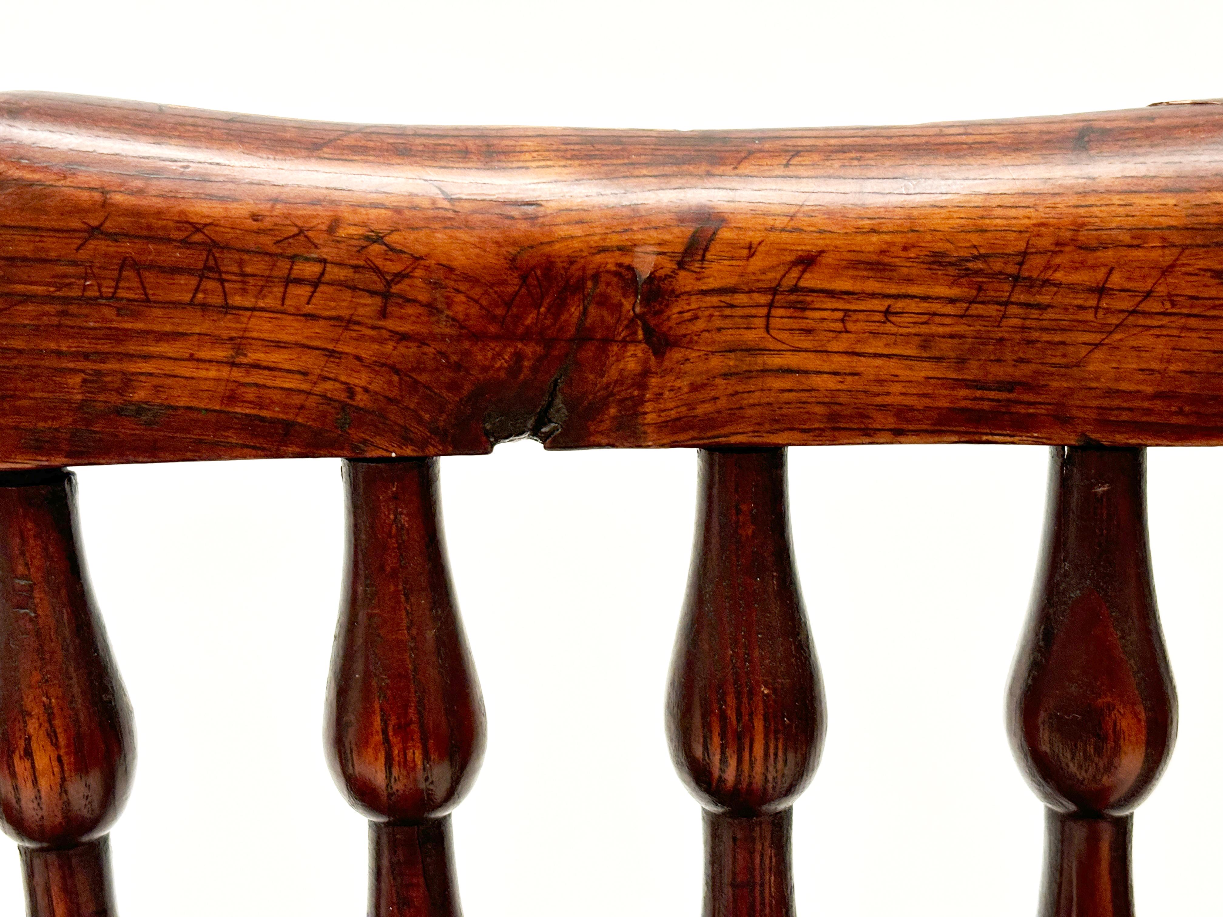 Ensemble de 4 chaises à dossier fuseau Harlequin English Lancashire de la fin du 18ème siècle en vente 4