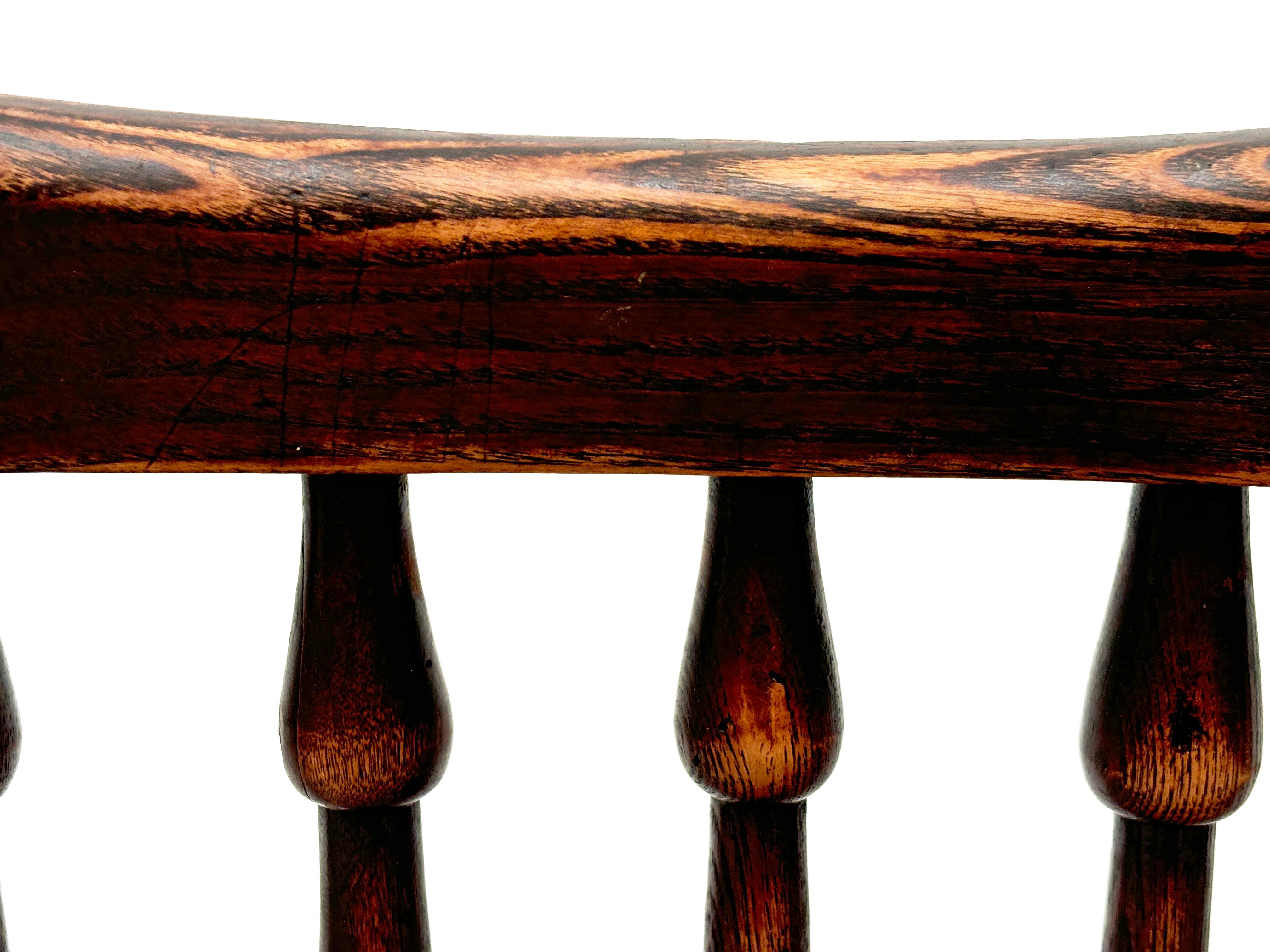 Ensemble de 4 chaises à dossier fuseau Harlequin English Lancashire de la fin du 18ème siècle en vente 5