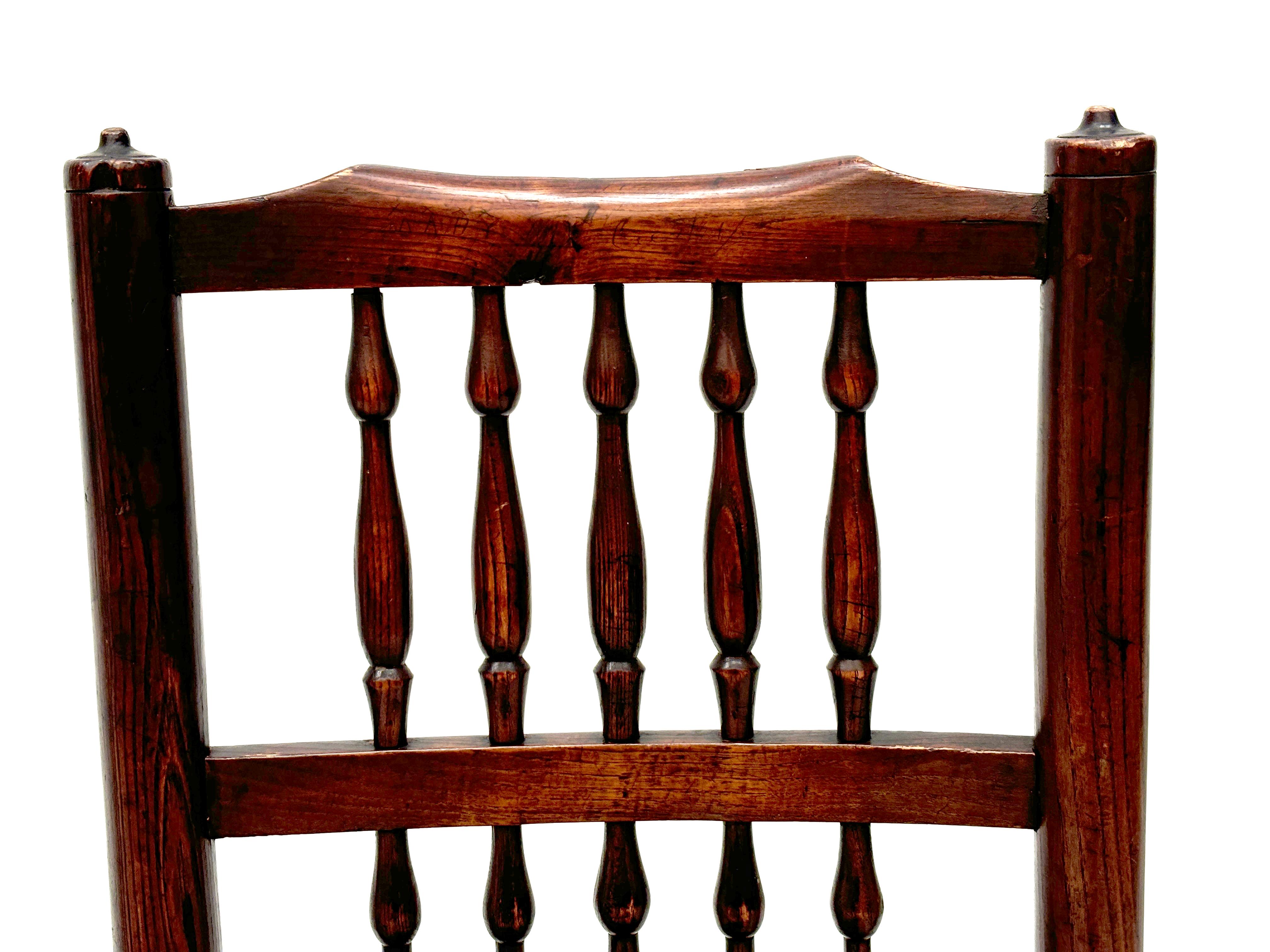 Ensemble de 4 chaises à dossier fuseau Harlequin English Lancashire de la fin du 18ème siècle en vente 6