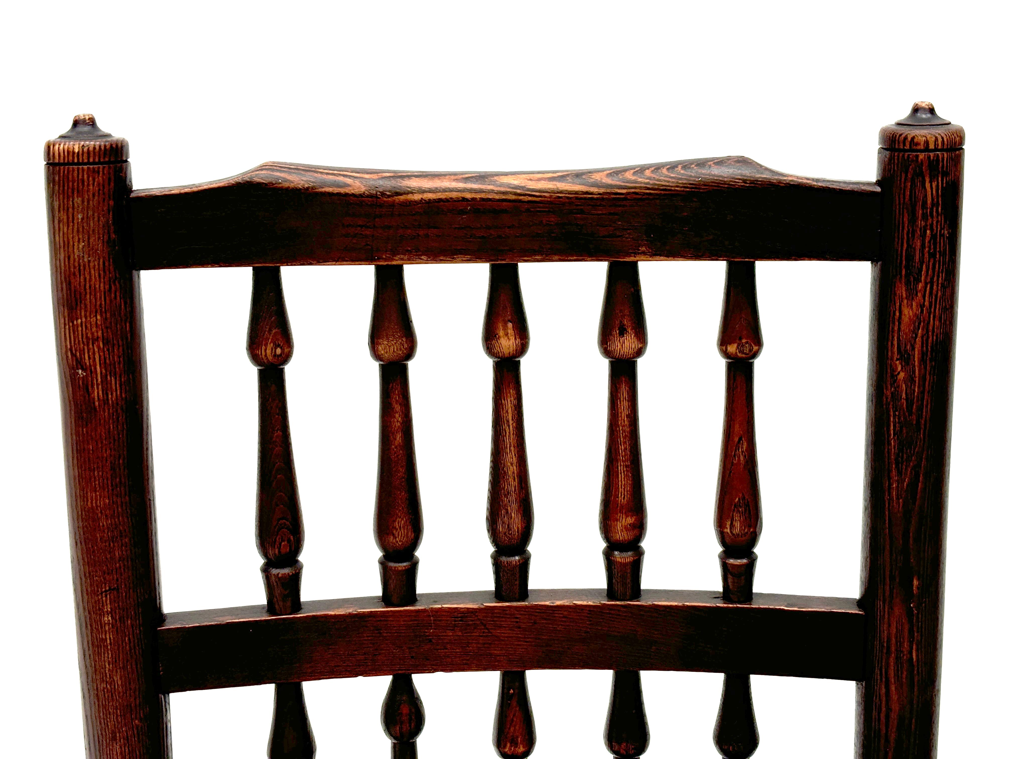Ensemble de 4 chaises à dossier fuseau Harlequin English Lancashire de la fin du 18ème siècle en vente 7
