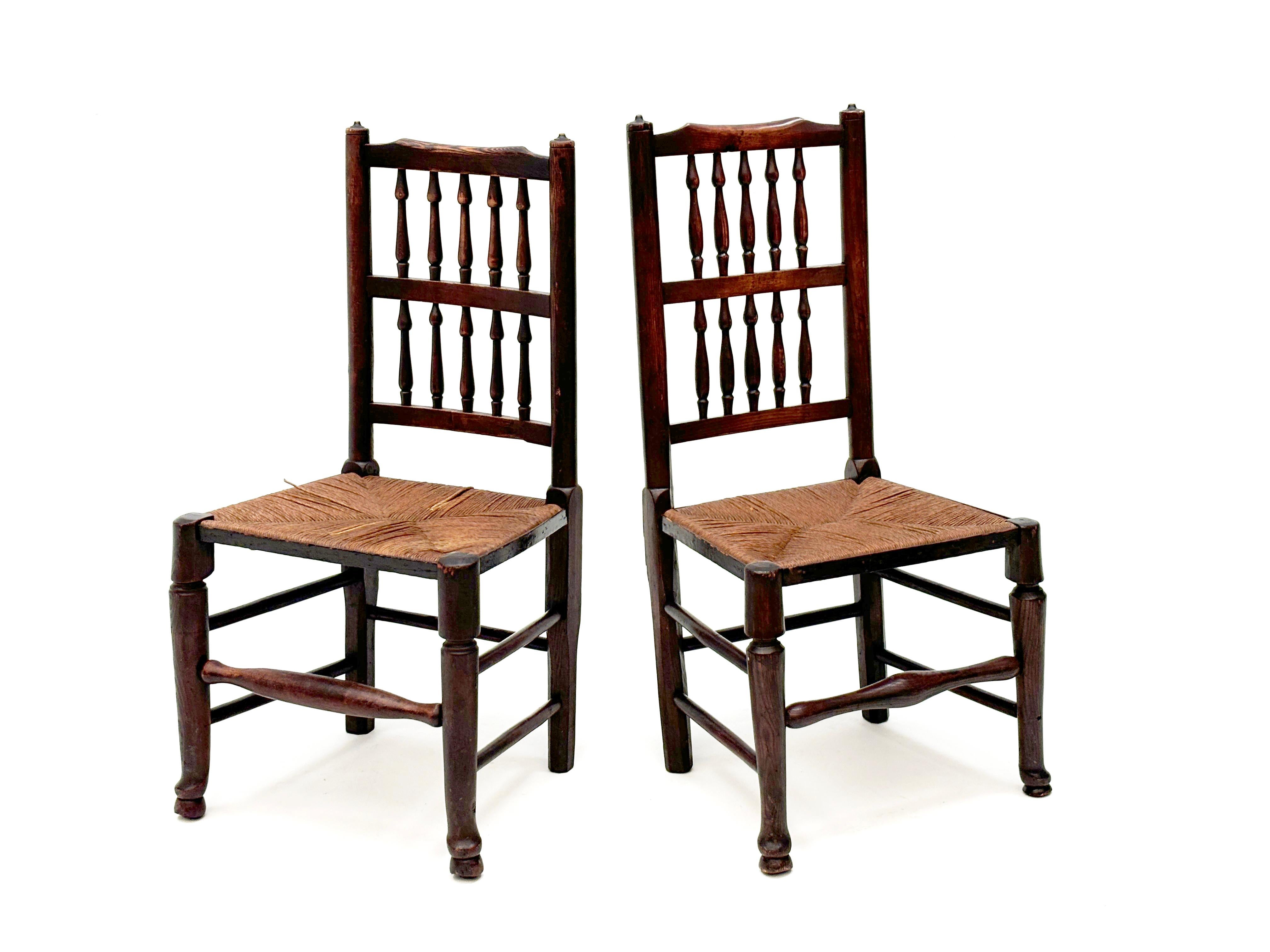 Ensemble de 4 chaises à dossier fuseau Harlequin English Lancashire de la fin du 18ème siècle en vente 8