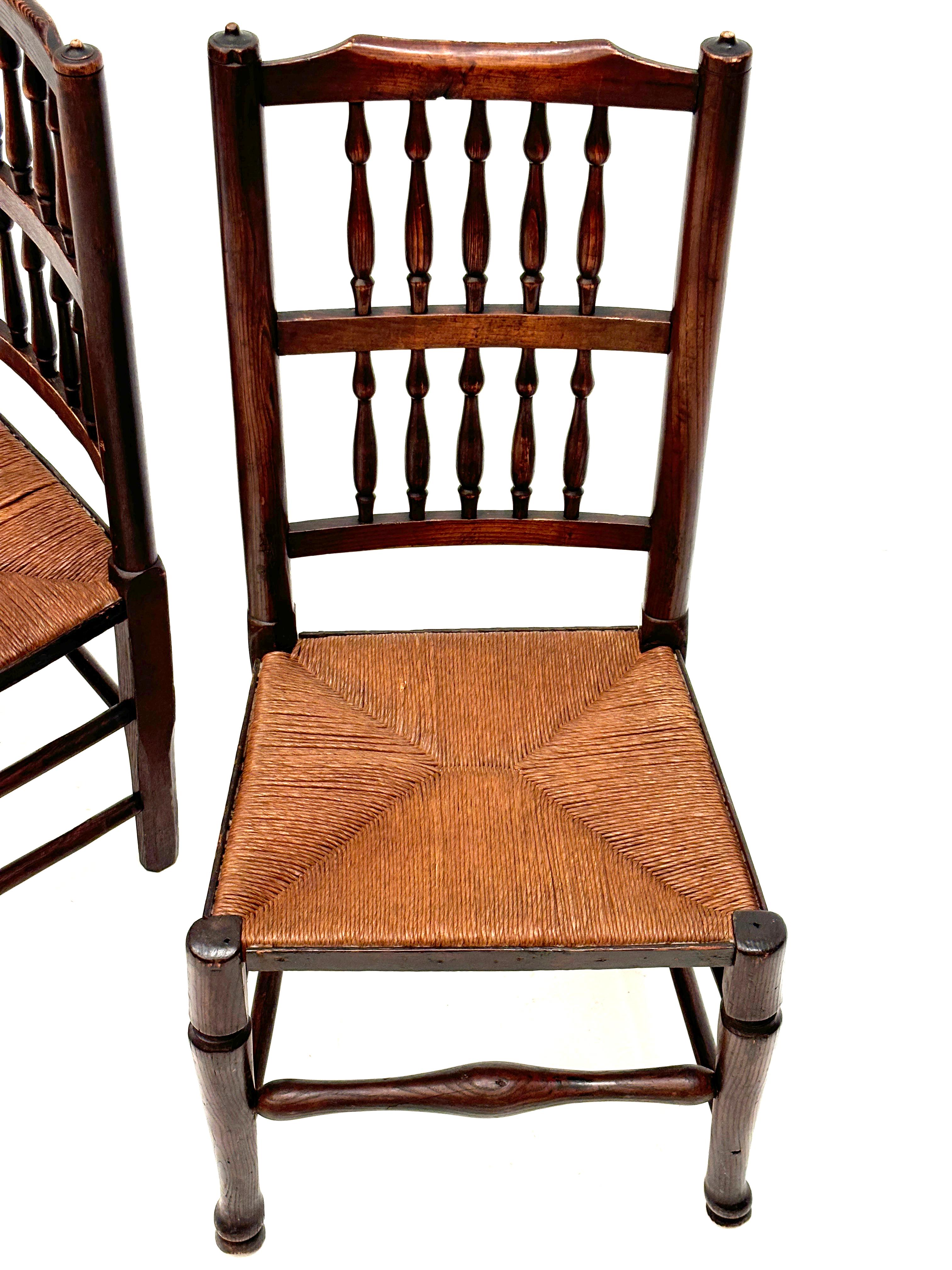 Ensemble de 4 chaises à dossier fuseau Harlequin English Lancashire de la fin du 18ème siècle en vente 9