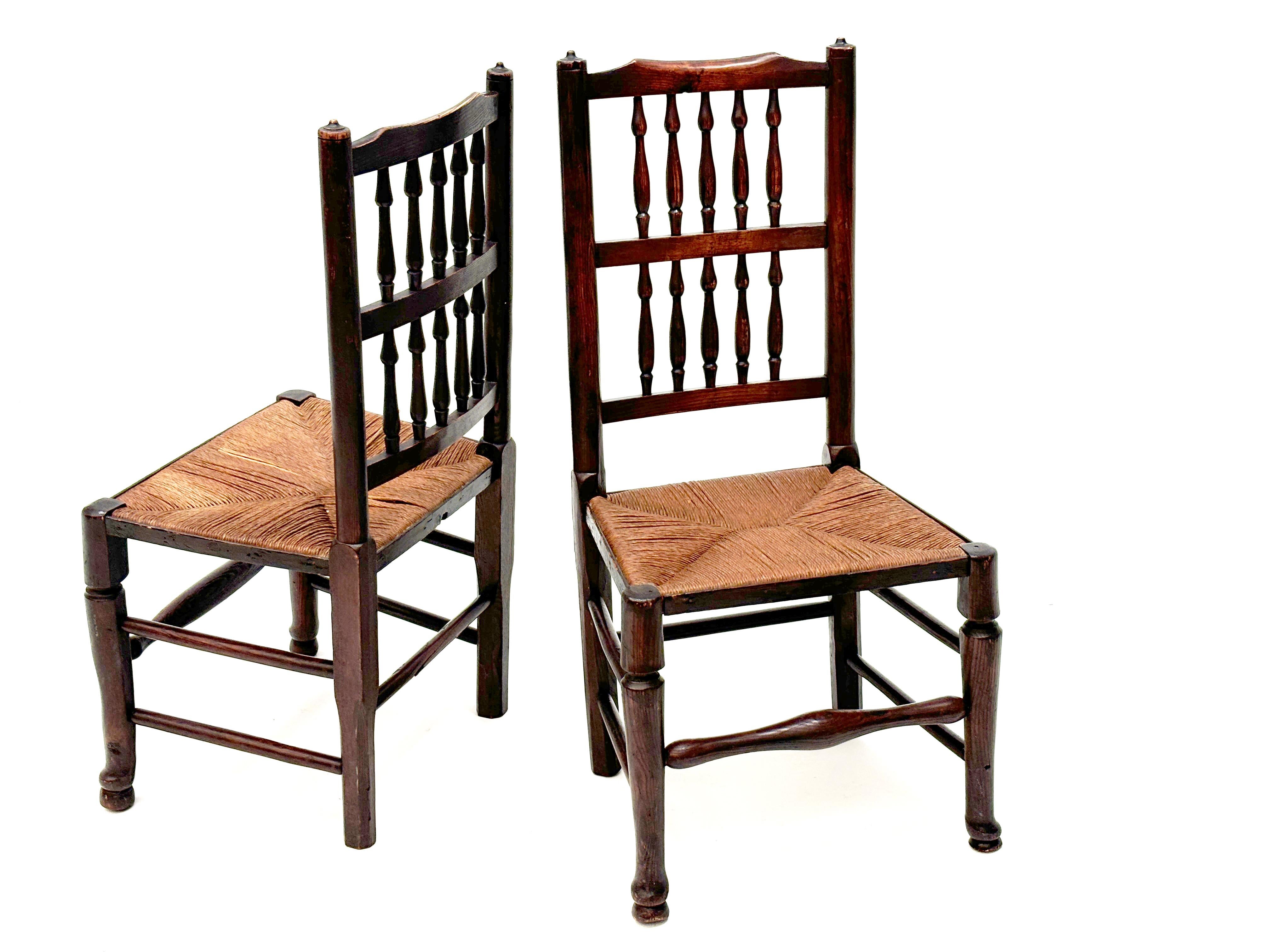 Ensemble de 4 chaises à dossier fuseau Harlequin English Lancashire de la fin du 18ème siècle en vente 10