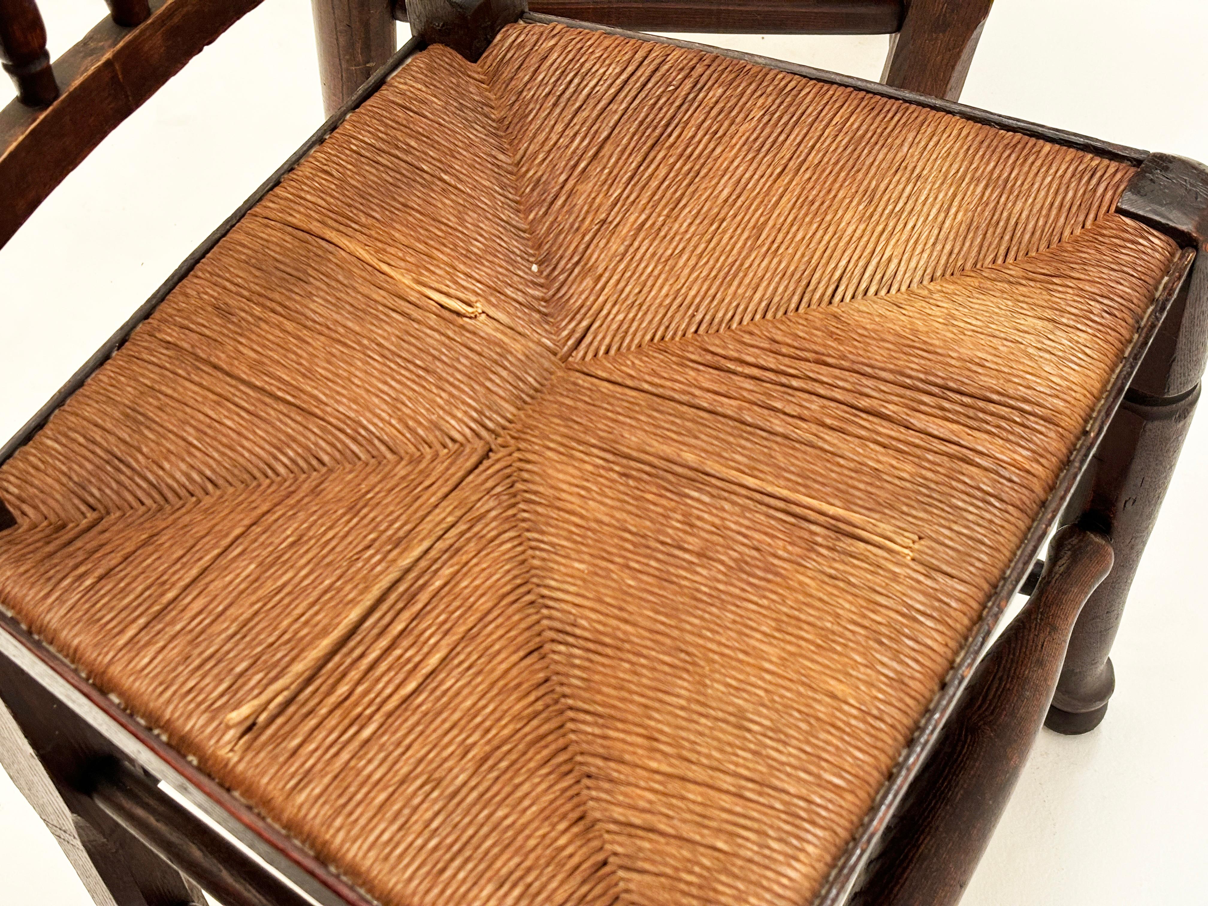 Ensemble de 4 chaises à dossier fuseau Harlequin English Lancashire de la fin du 18ème siècle en vente 11