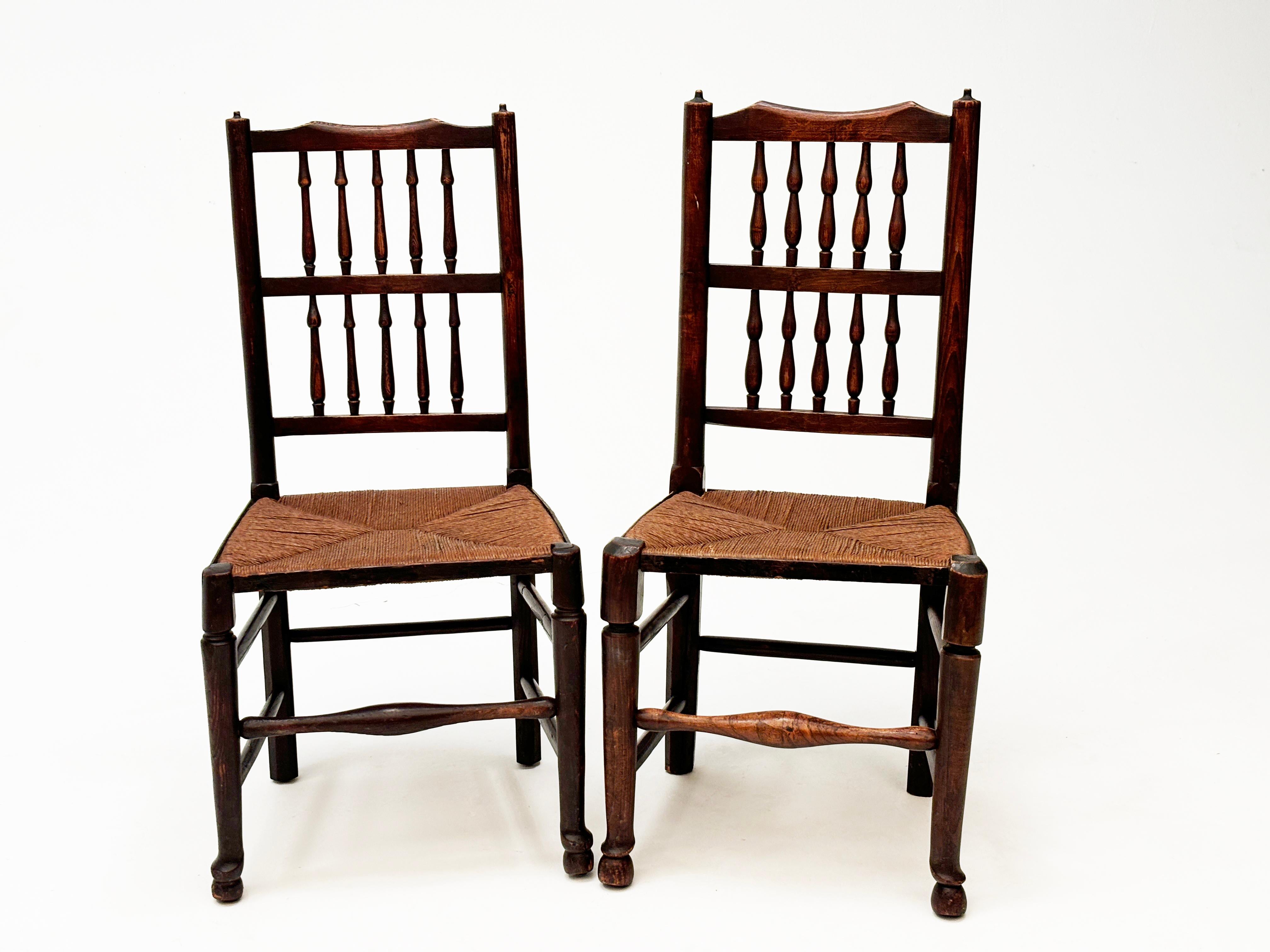Ces chaises Harlequin Lancashire anglaises du milieu du XVIIIe siècle sont le reflet étonnant d'une époque où l'artisanat était unique, ce qui fait que chaque chaise est unique par rapport aux autres dans leur ensemble respectif. Ces belles chaises