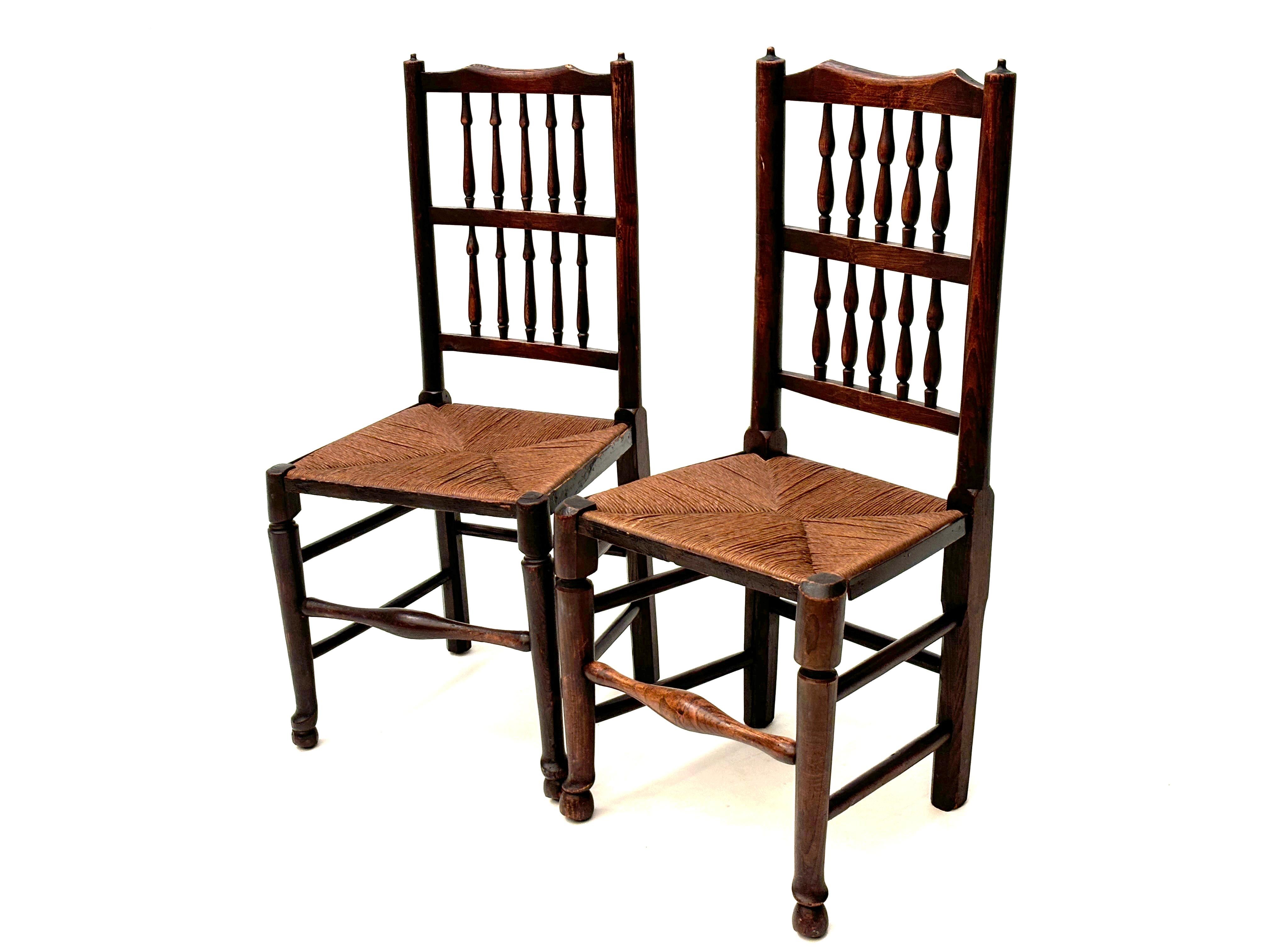 Georgien Ensemble de 4 chaises à dossier fuseau Harlequin English Lancashire de la fin du 18ème siècle en vente