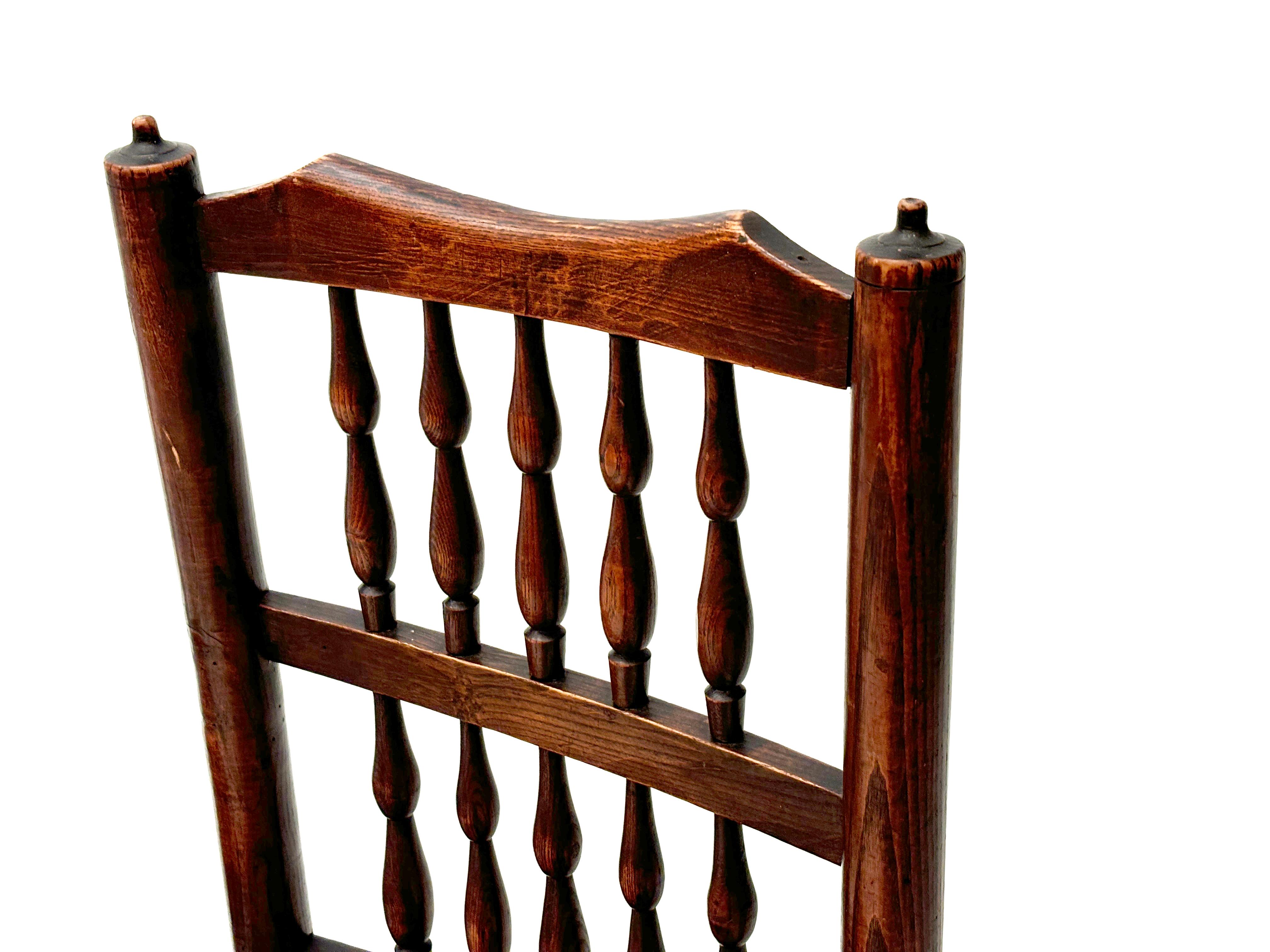 Anglais Ensemble de 4 chaises à dossier fuseau Harlequin English Lancashire de la fin du 18ème siècle en vente