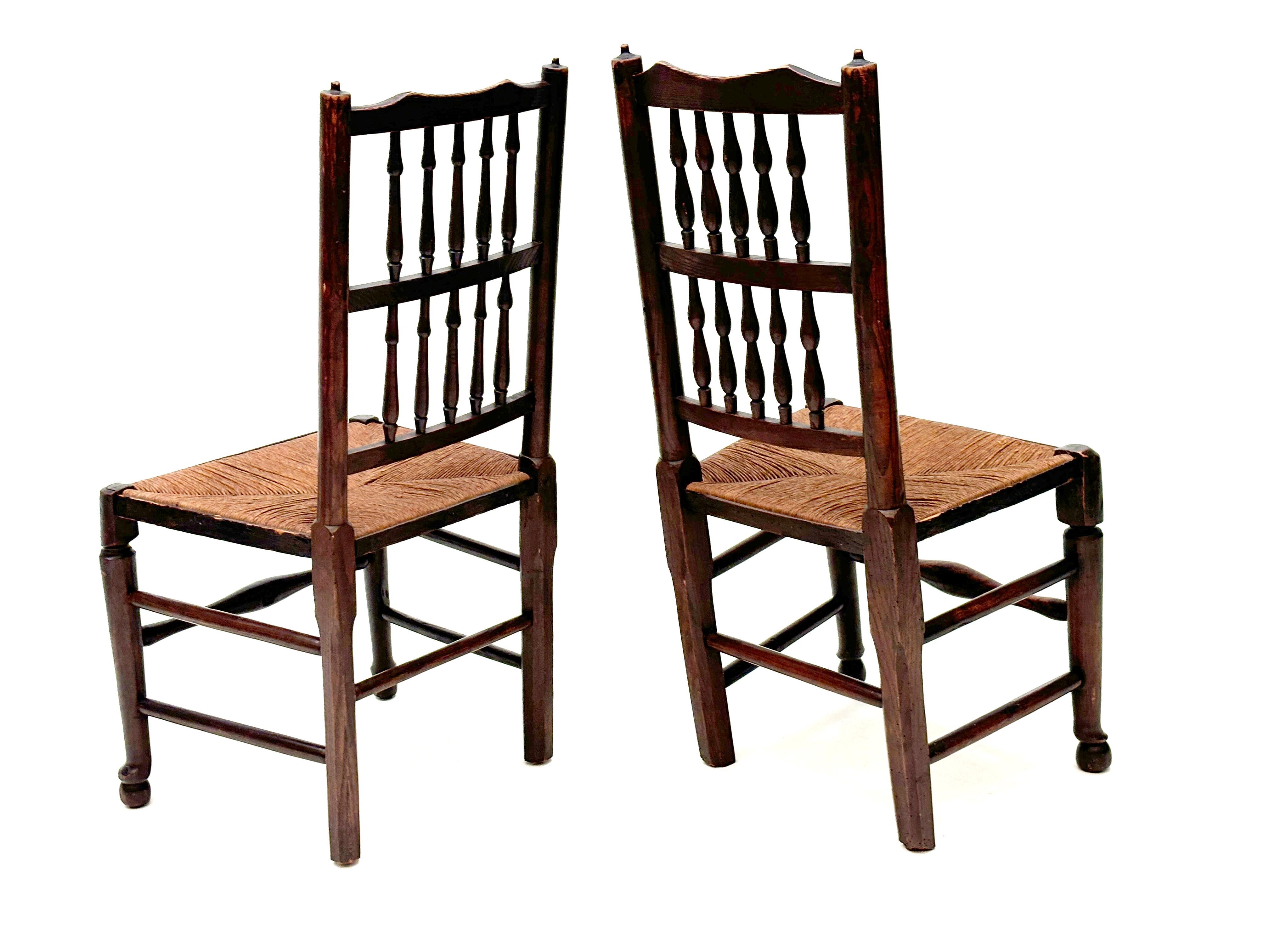 Sculpté à la main Ensemble de 4 chaises à dossier fuseau Harlequin English Lancashire de la fin du 18ème siècle en vente