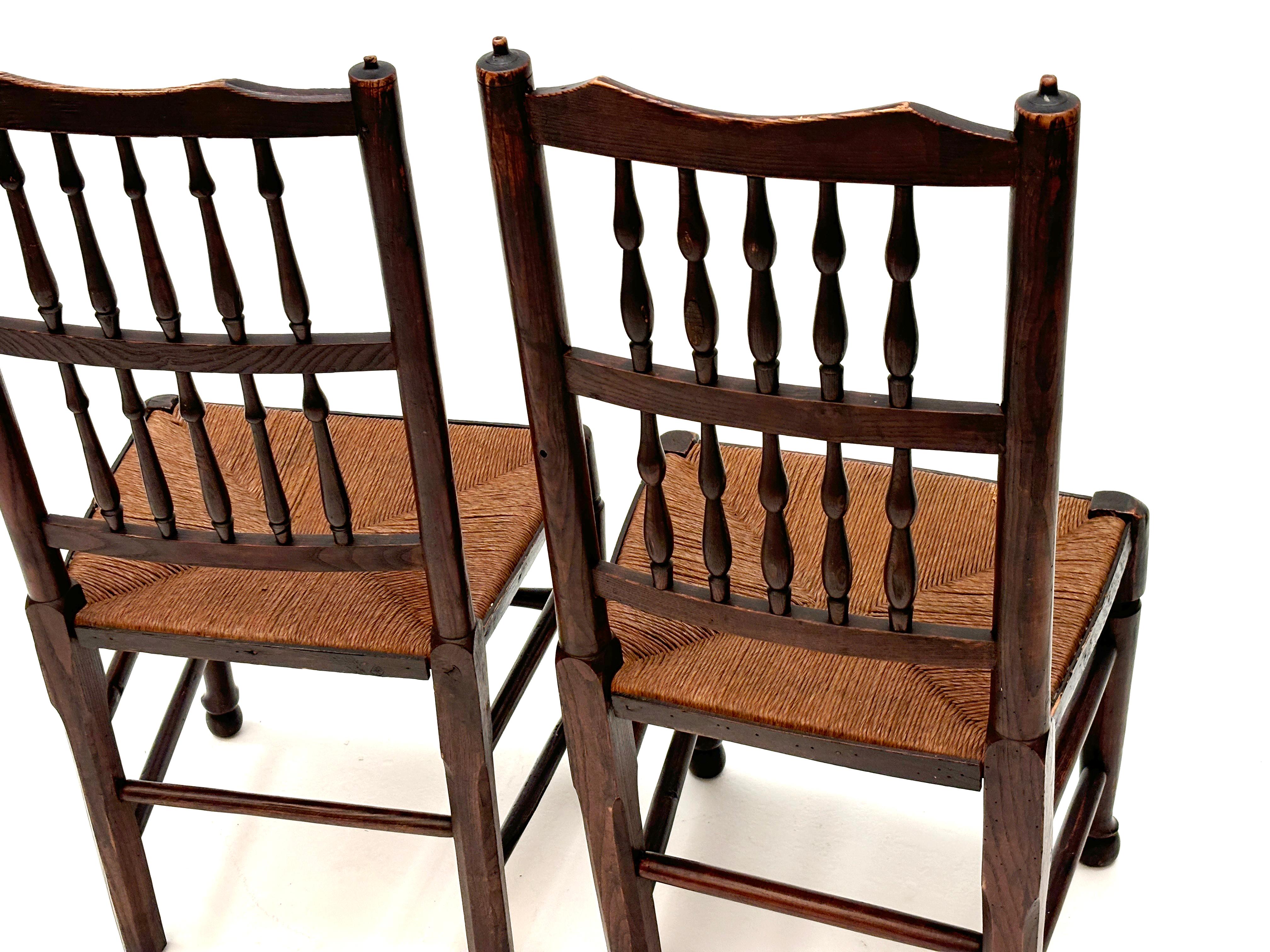 XVIIIe siècle Ensemble de 4 chaises à dossier fuseau Harlequin English Lancashire de la fin du 18ème siècle en vente