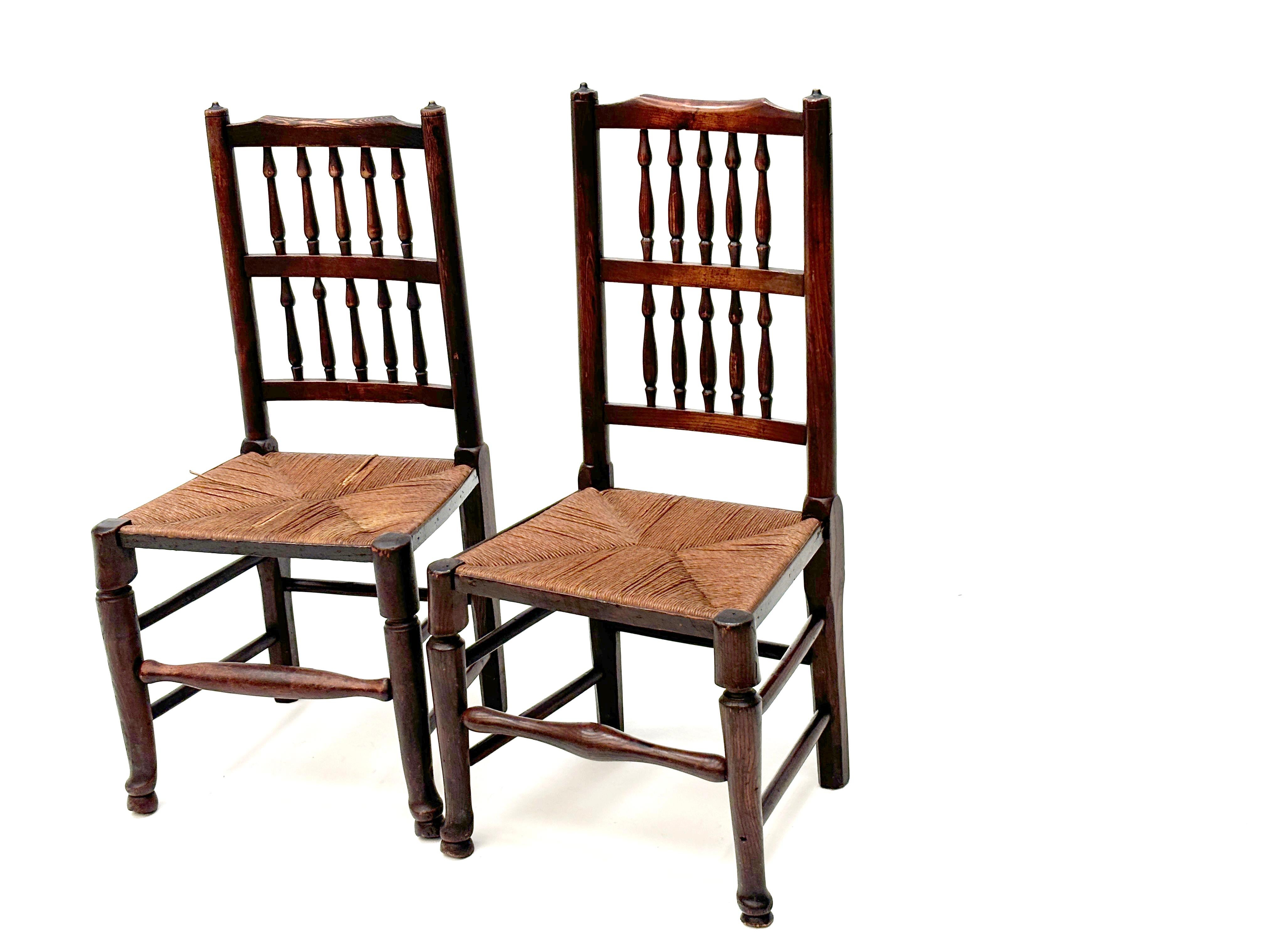 Ensemble de 4 chaises à dossier fuseau Harlequin English Lancashire de la fin du 18ème siècle en vente 1