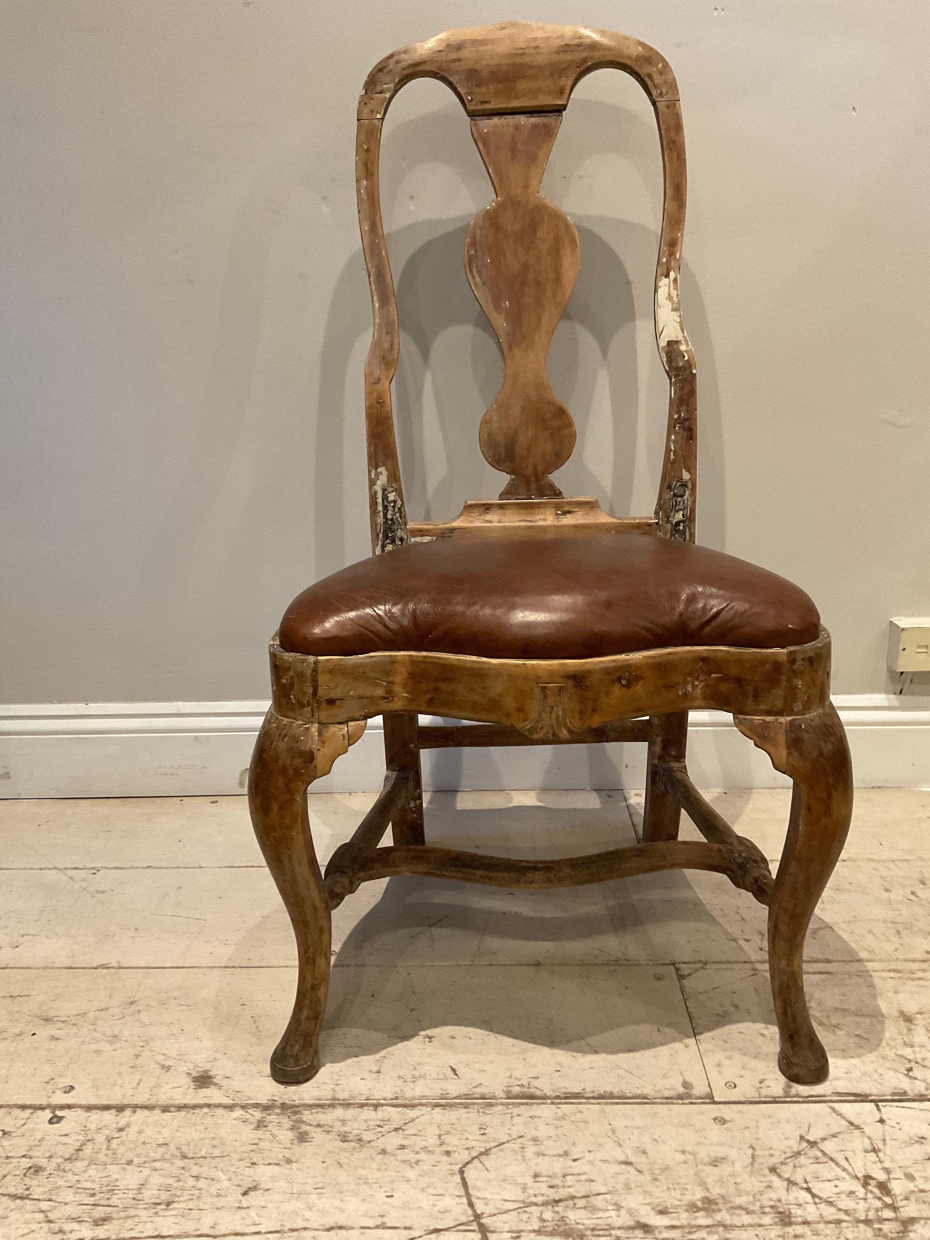 Schwedischer Stuhl mit hoher Rückenlehne und Ledersitz aus dem späten 18. Jahrhundert (Geschnitzt) im Angebot