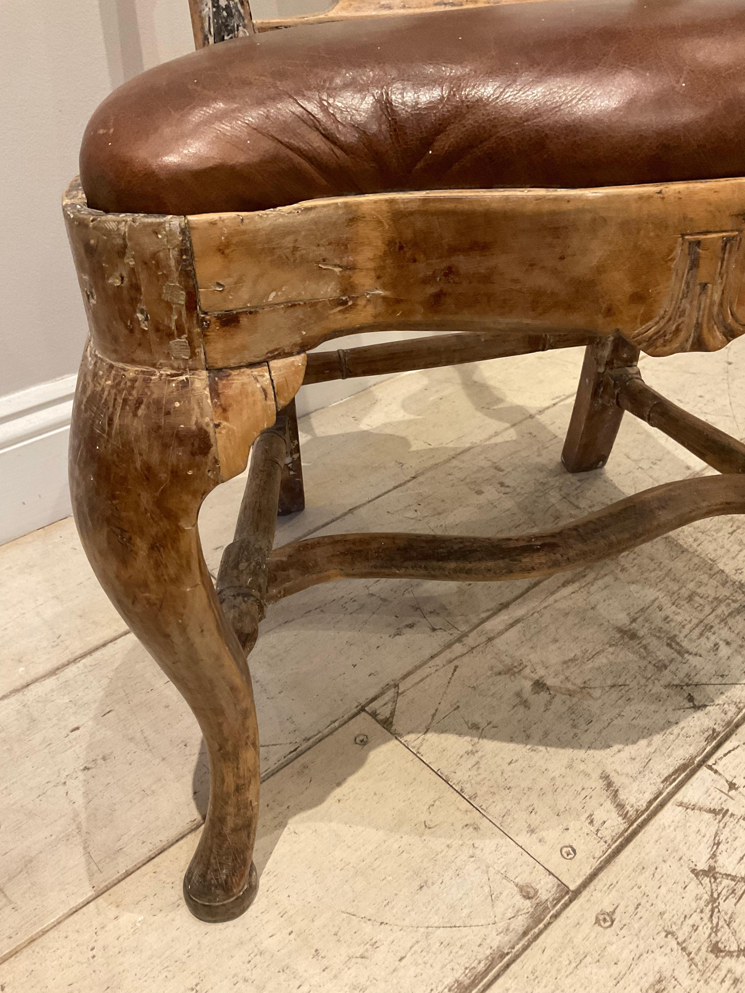 Chaise suédoise à haut dossier de la fin du XVIIIe siècle avec assise en cuir Abîmé - En vente à London, GB