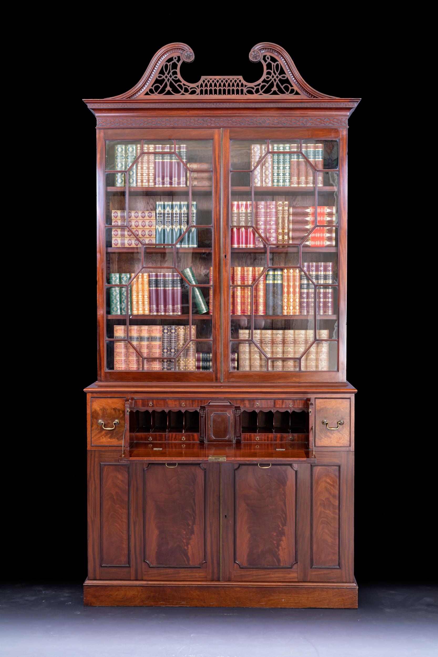 Late 18th Century Irish Georgian Secretaire Bookcase  In Good Condition For Sale In Dublin, IE
