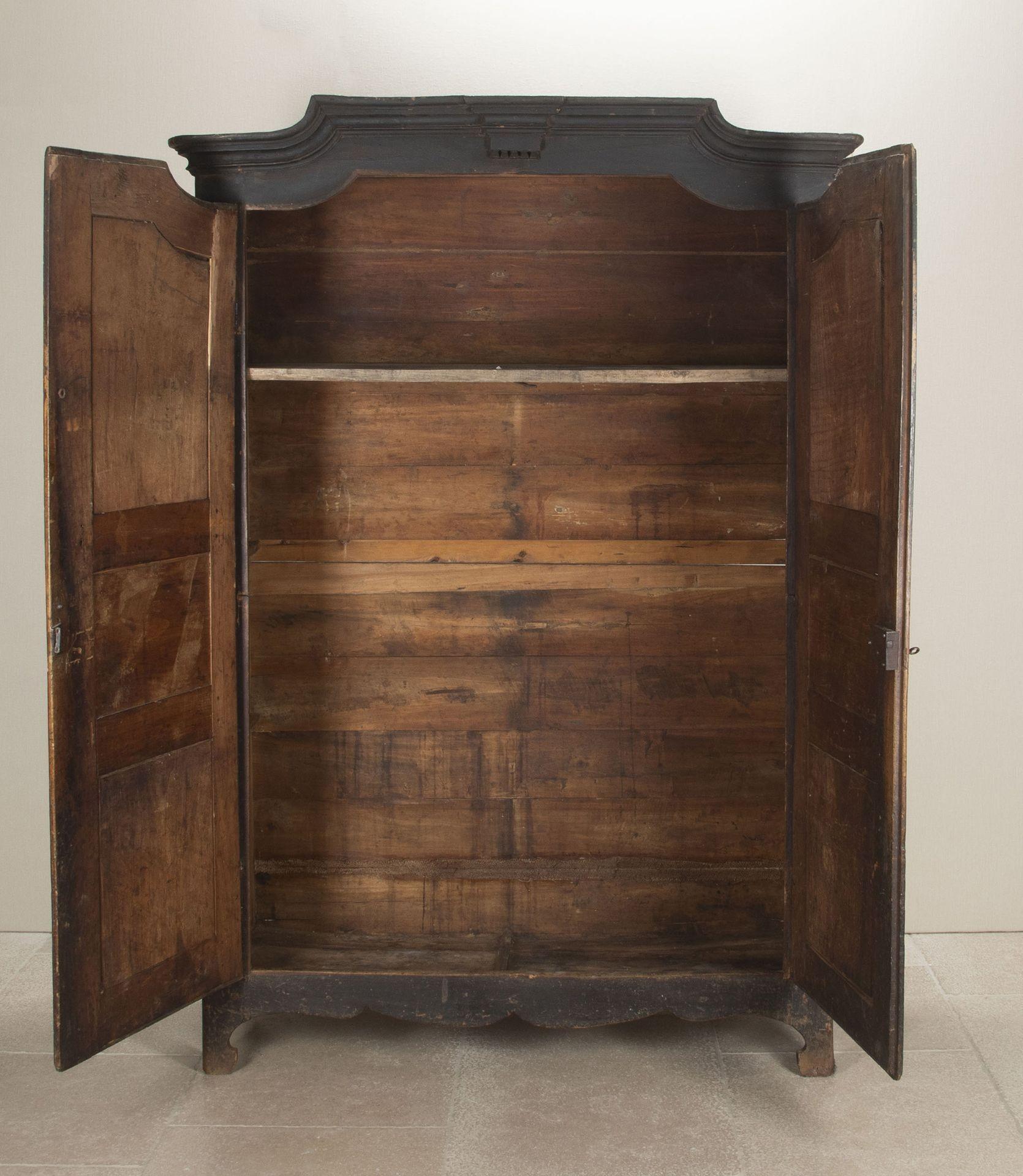 Italiano Armoire italiano della fine del XVIII secolo con vernice originale in vendita