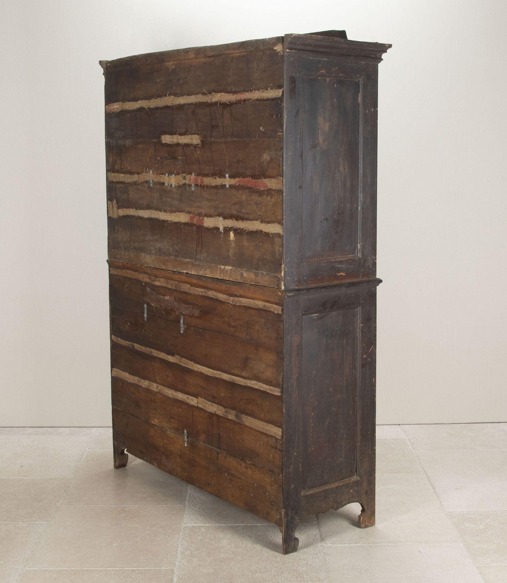 Armoire italiano della fine del XVIII secolo con vernice originale In condizioni buone in vendita a Gloucestershire, GB