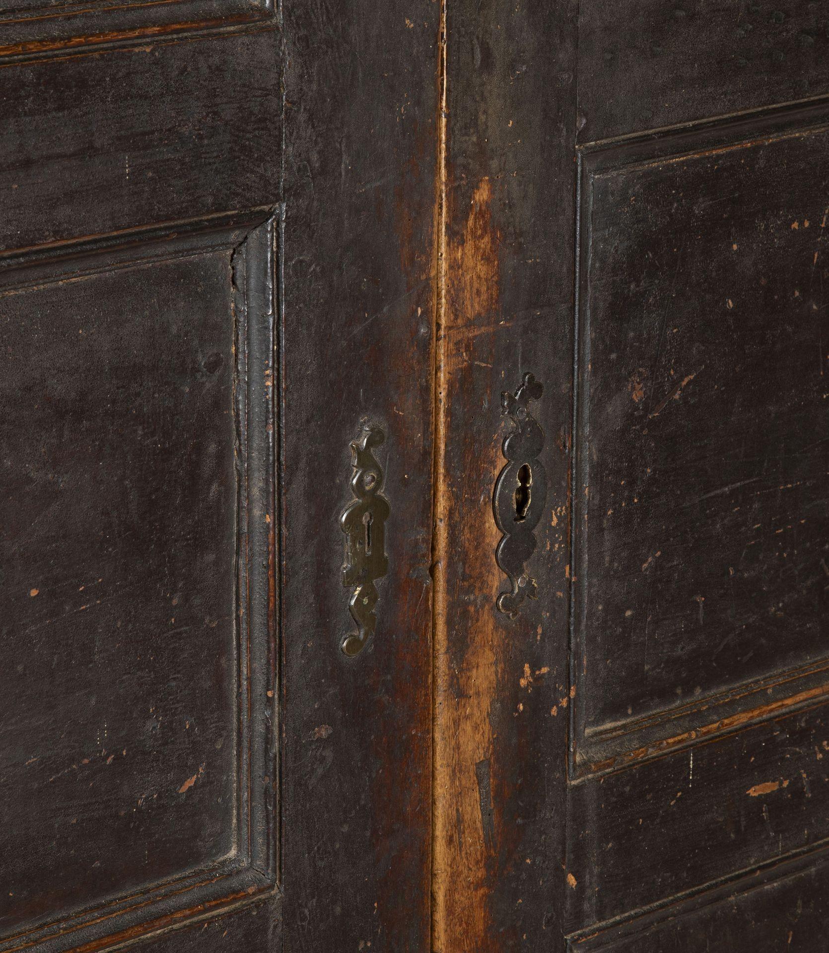 Armoire italiano della fine del XVIII secolo con vernice originale in vendita 1