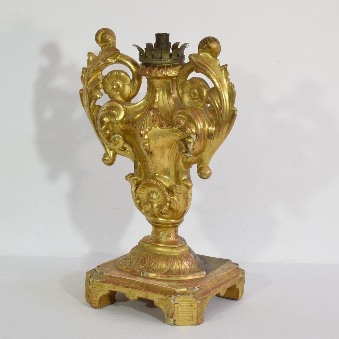 Late 18th Century Italian Carved Giltwood Baroque Candleholder In Good Condition In Buisson, FR