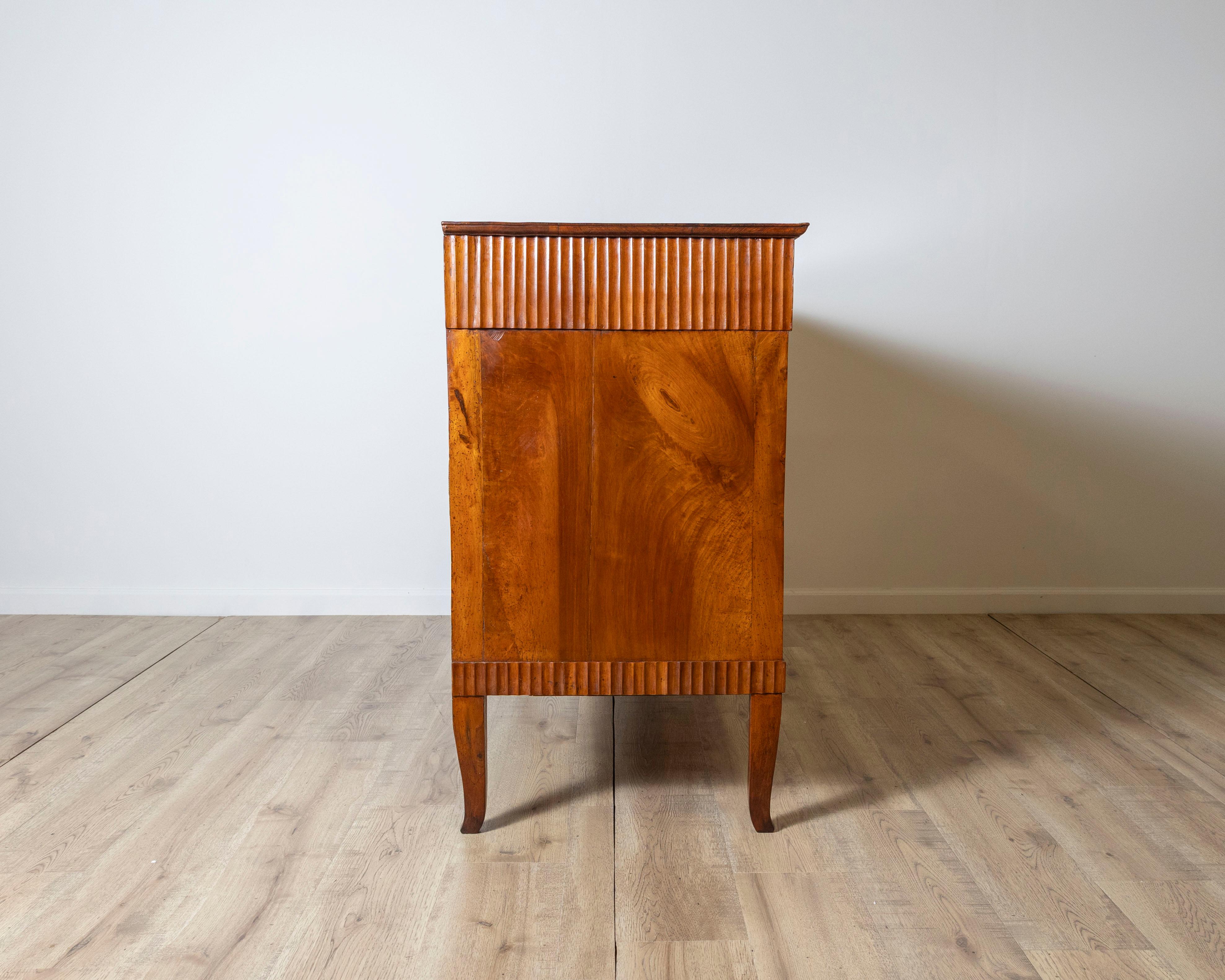 Commode Directoire italienne en noyer de la fin du XVIIIe siècle, région de Vénétie en vente 5