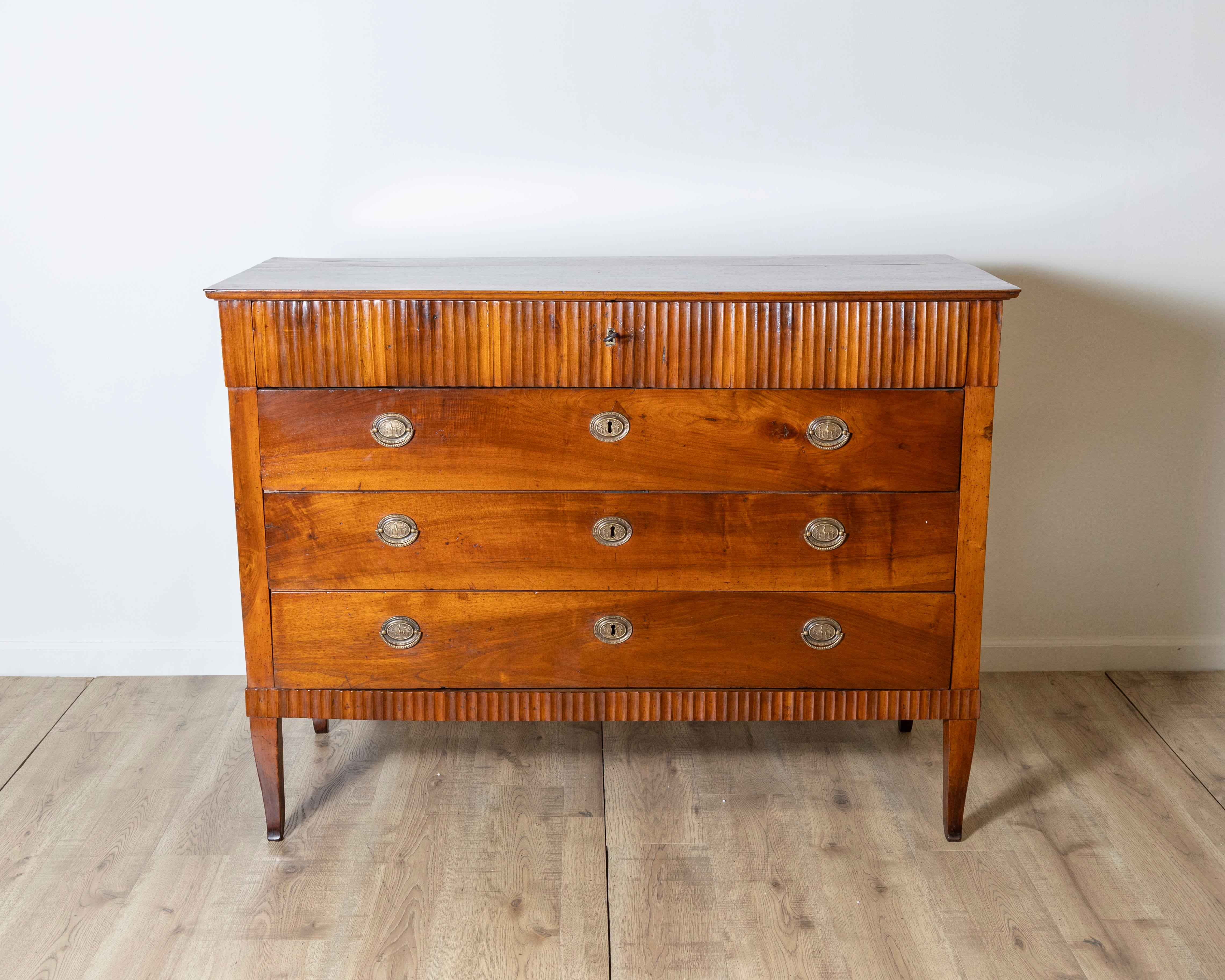 Remarquable commode Directoire de la fin du XVIIIe siècle de la région de Vénétie, fabriquée en noyer massif avec des lignes architecturales nettes et des détails raffinés. Cette commode italienne comporte trois tiroirs spacieux dotés de poignées et