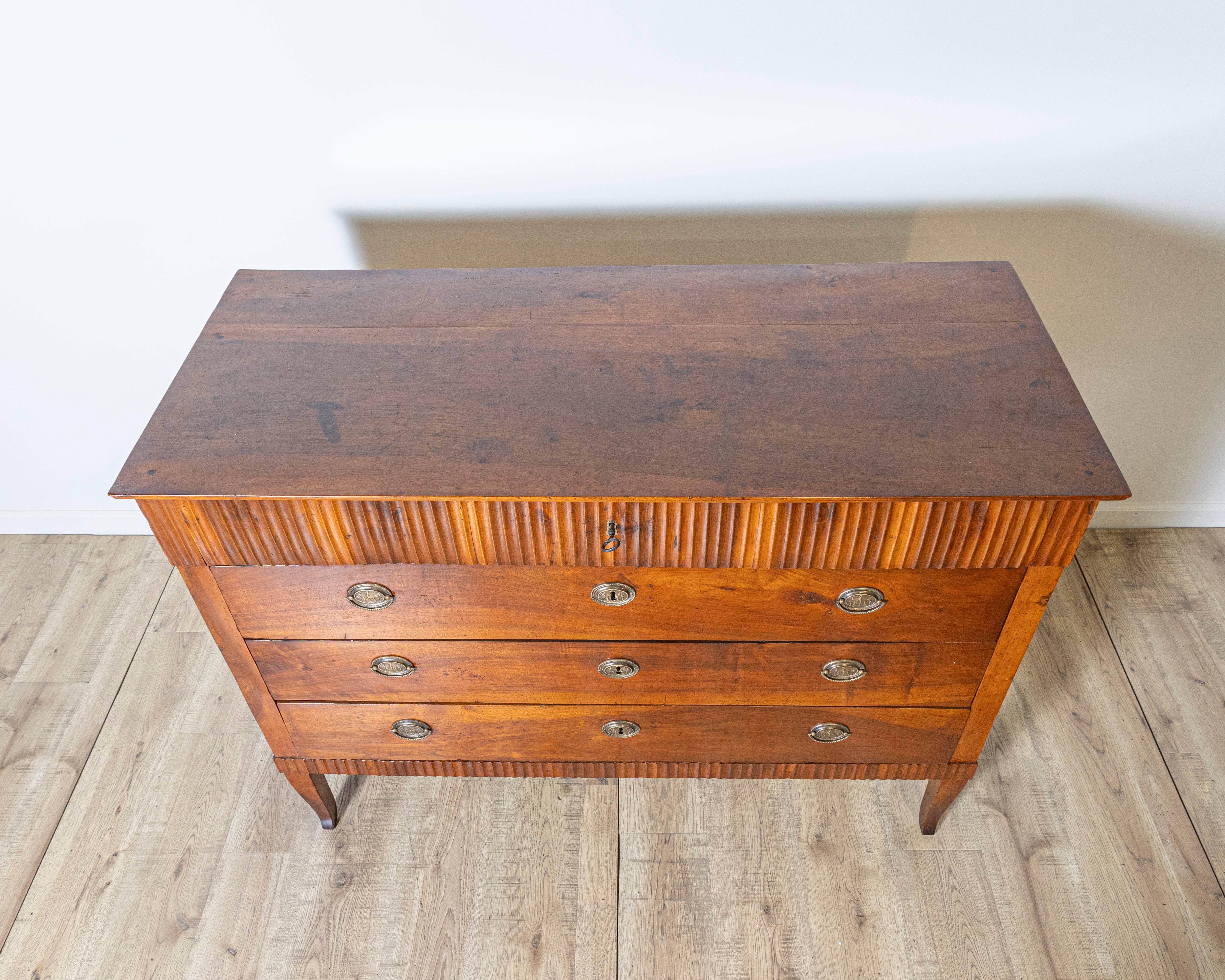 XVIIIe siècle et antérieur Commode Directoire italienne en noyer de la fin du XVIIIe siècle, région de Vénétie en vente