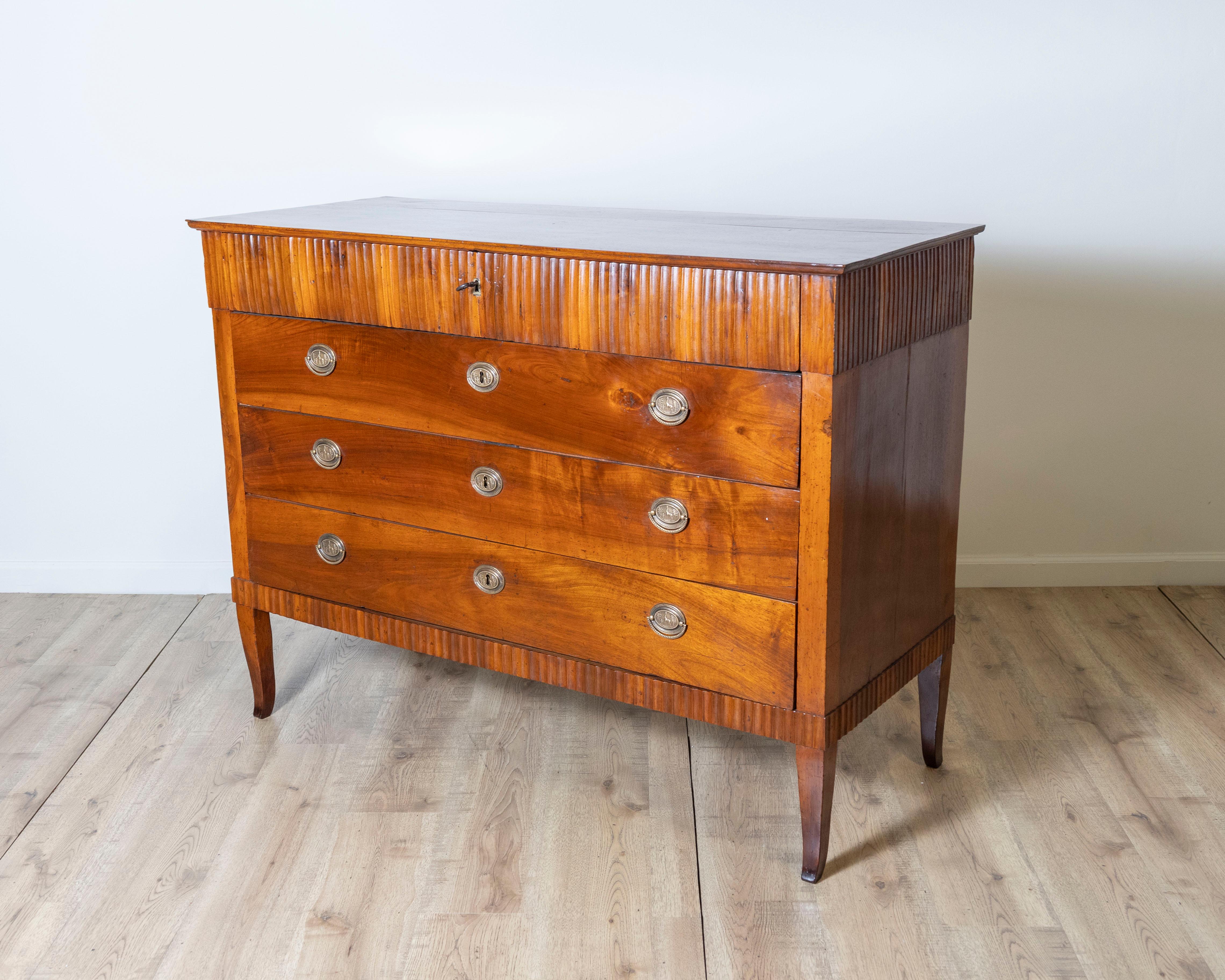 Noyer Commode Directoire italienne en noyer de la fin du XVIIIe siècle, région de Vénétie en vente