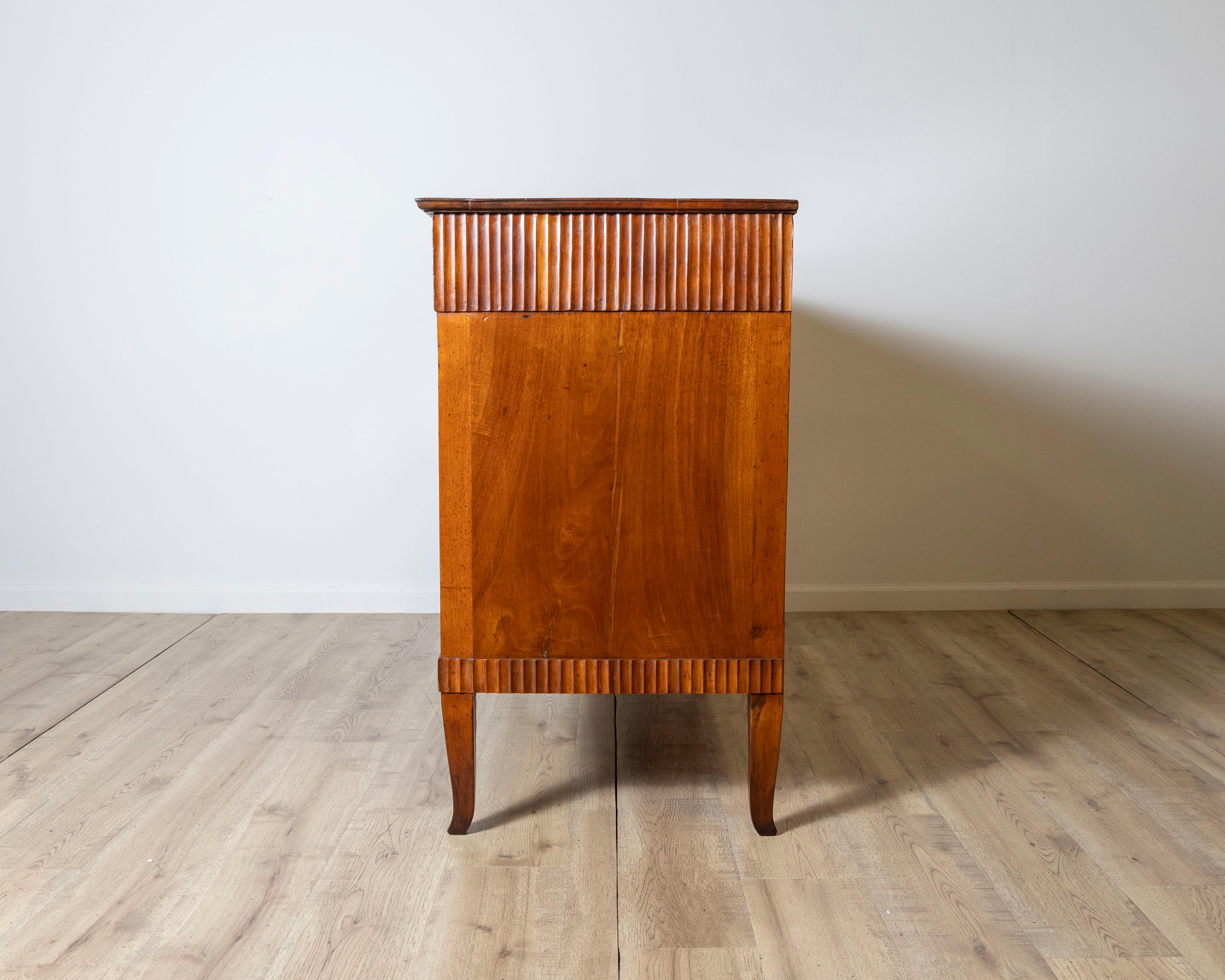Commode Directoire italienne en noyer de la fin du XVIIIe siècle, région de Vénétie en vente 2