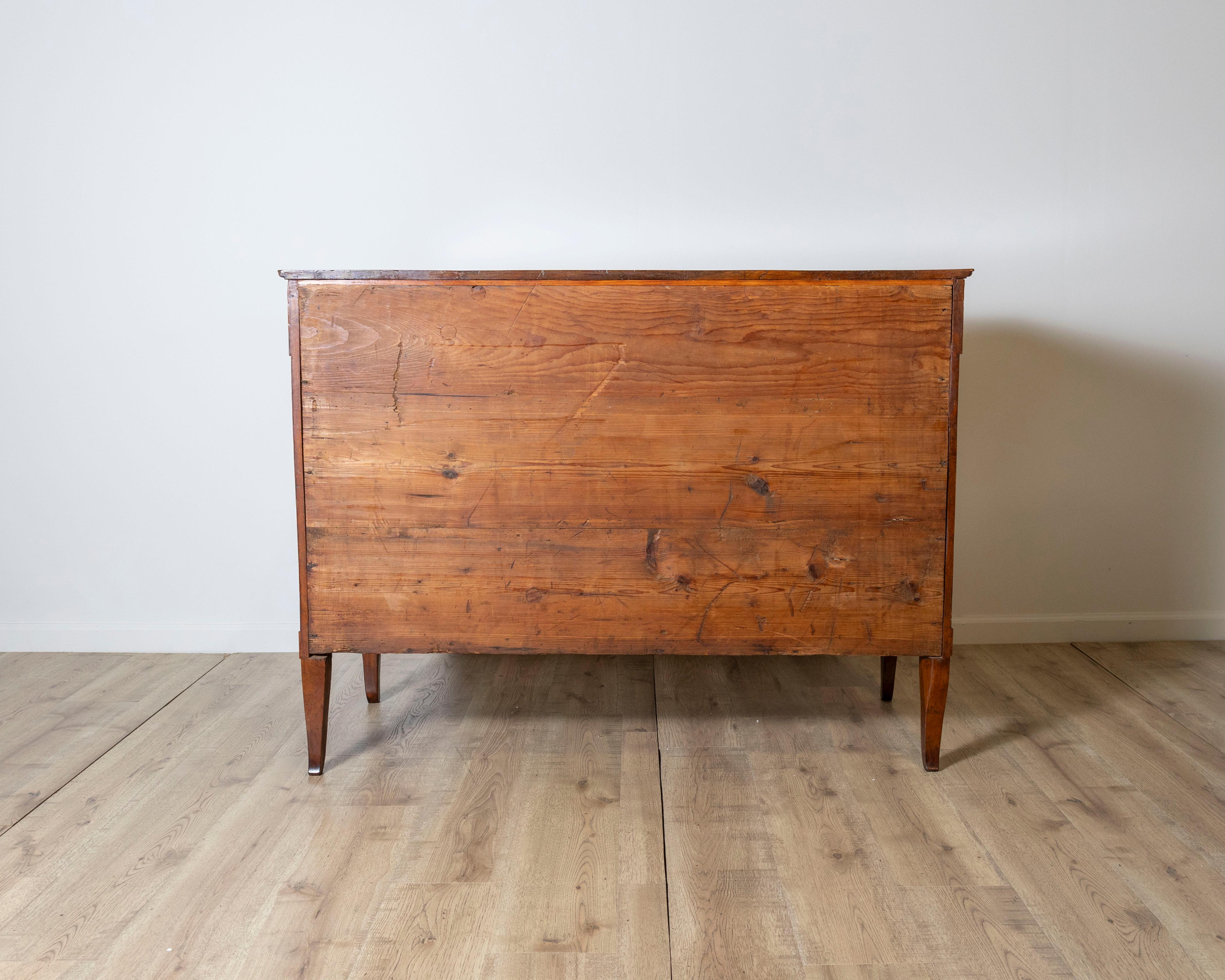 Commode Directoire italienne en noyer de la fin du XVIIIe siècle, région de Vénétie en vente 3