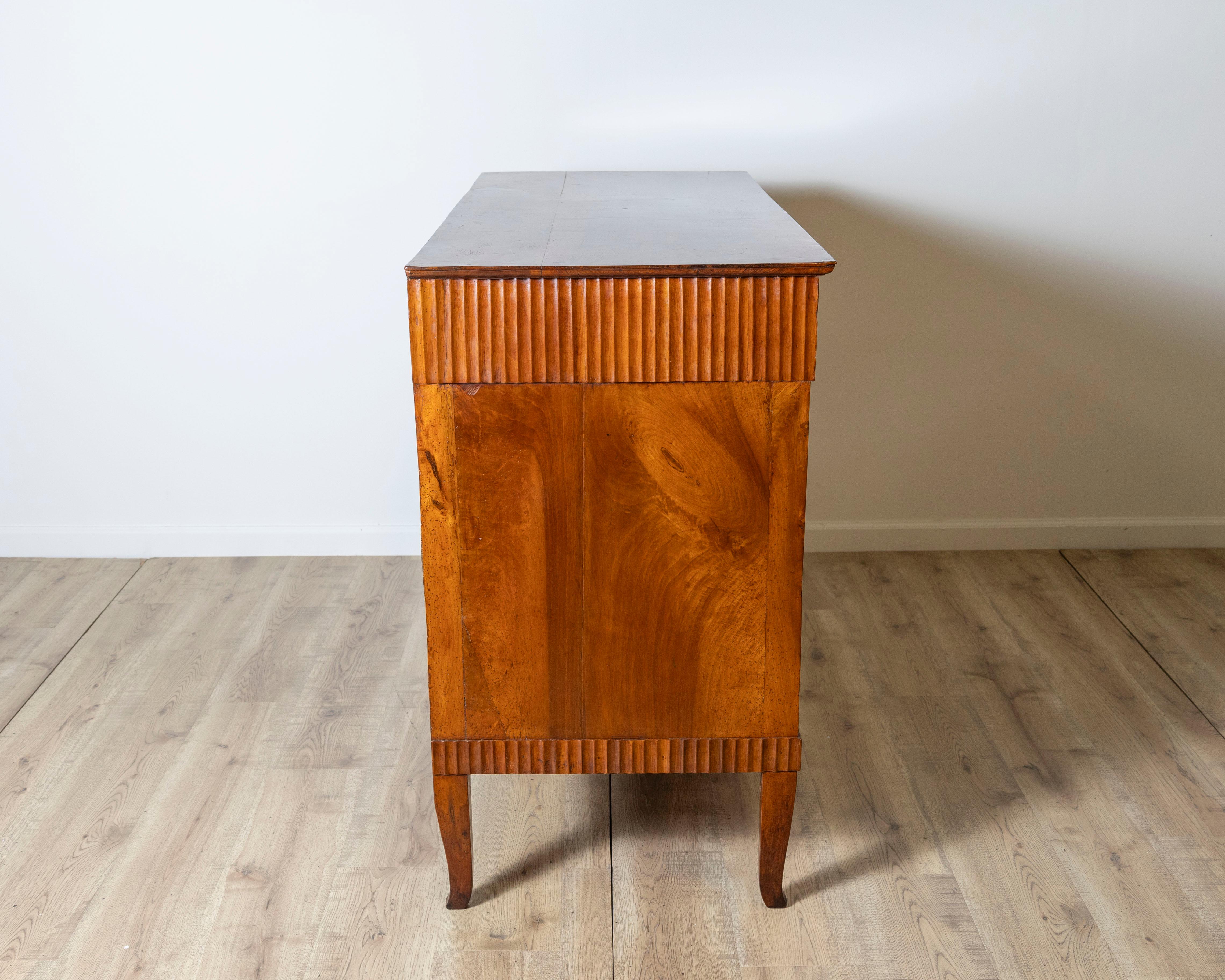 Commode Directoire italienne en noyer de la fin du XVIIIe siècle, région de Vénétie en vente 4